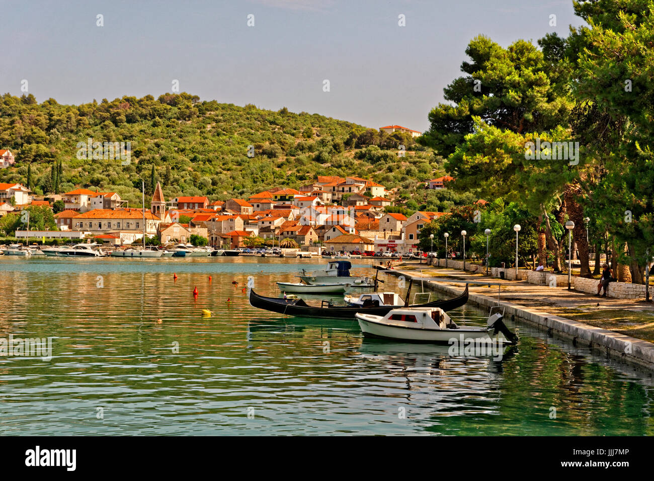 Die Promenade an der Uferpromenade in der Altstadt von Trogir, Kroatien. Stockfoto