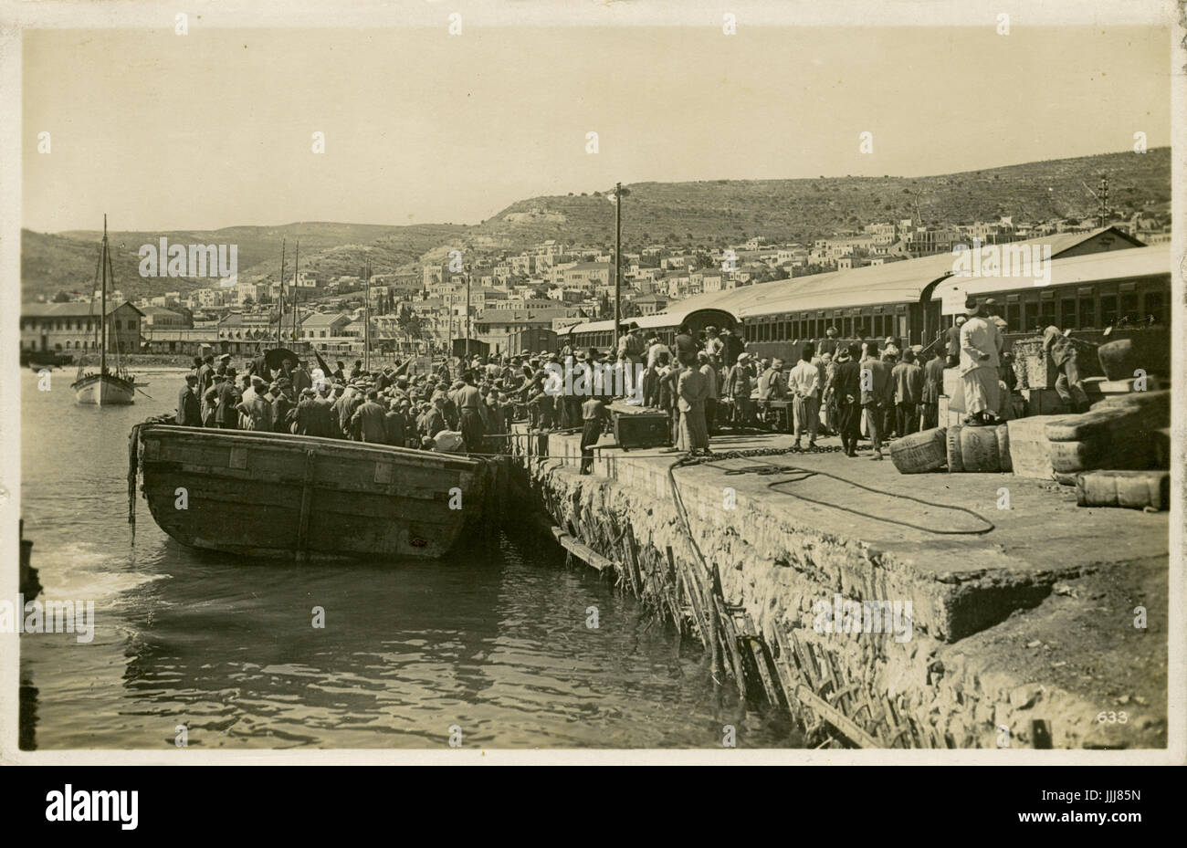 Leute aussteigen bei Haifa Port, Israel, Eisenbahn Zug auf die richtige, 1929. Kann vom großen Schiff stiegen haben? Stockfoto