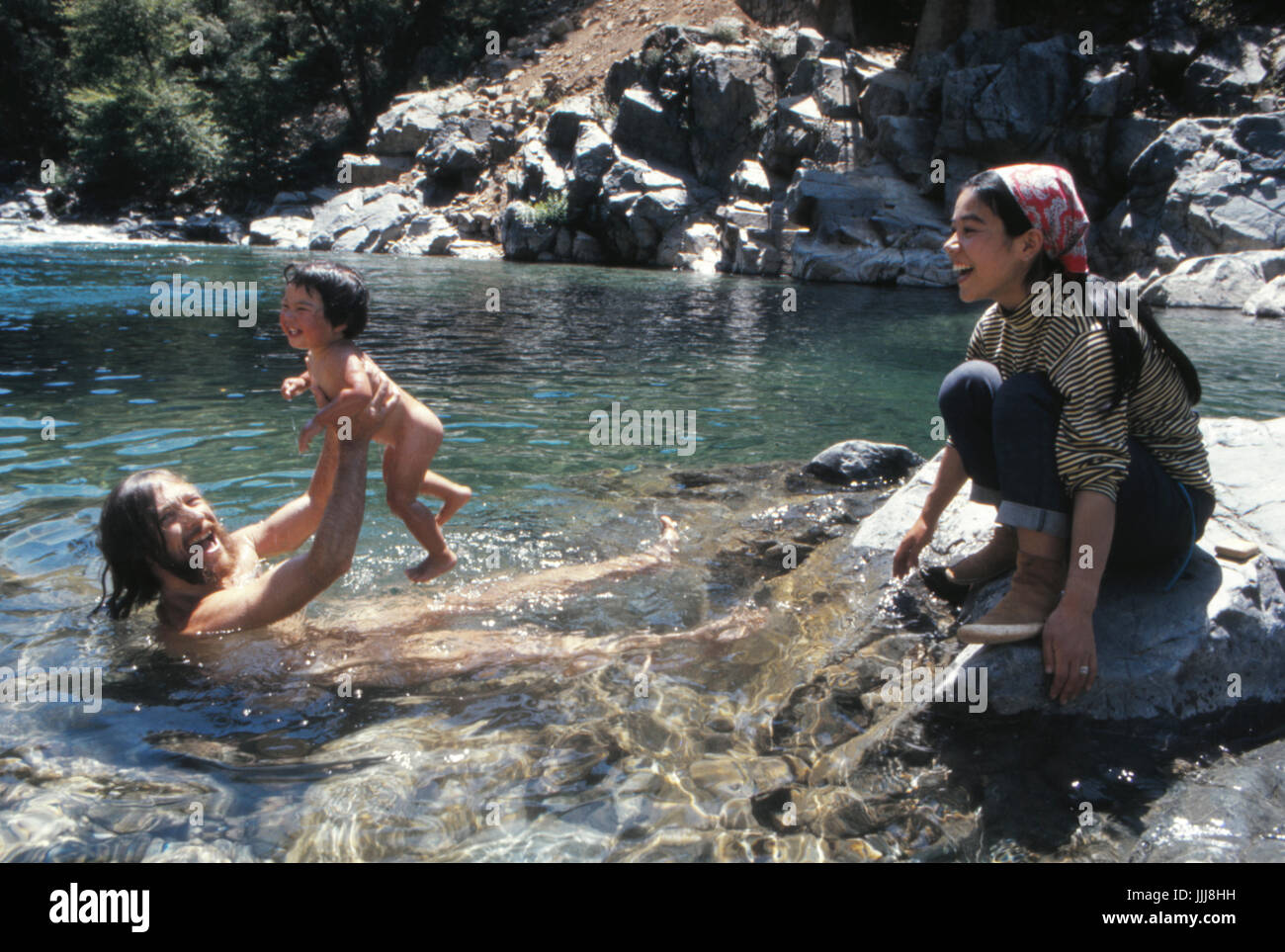 Gary Snyder, mit Masa und Kai, Schwimmen in den Unterlauf in der Sierra Nevada, 1969 Stockfoto