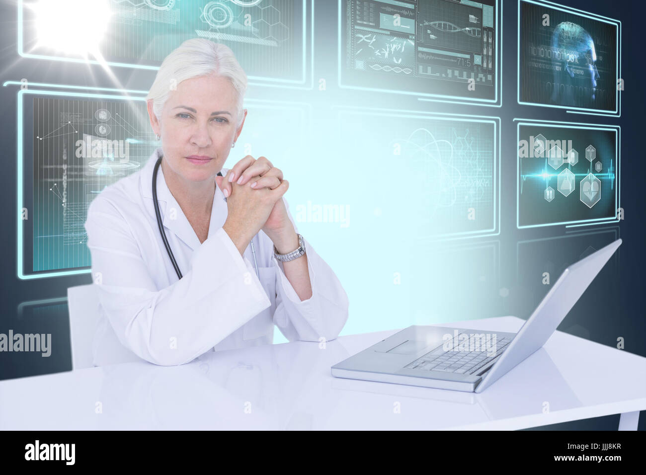 Zusammengesetztes 3D-Bild des Porträts von zuversichtlich Ärztin mit Laptop auf dem Schreibtisch Stockfoto