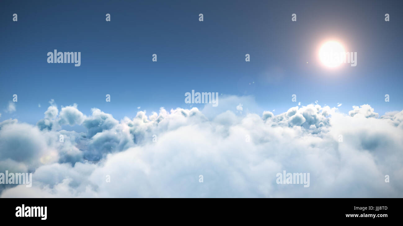 Herrliche Sicht auf die Sonne über Wolkengebilde an sonnigen Tag Stockfoto