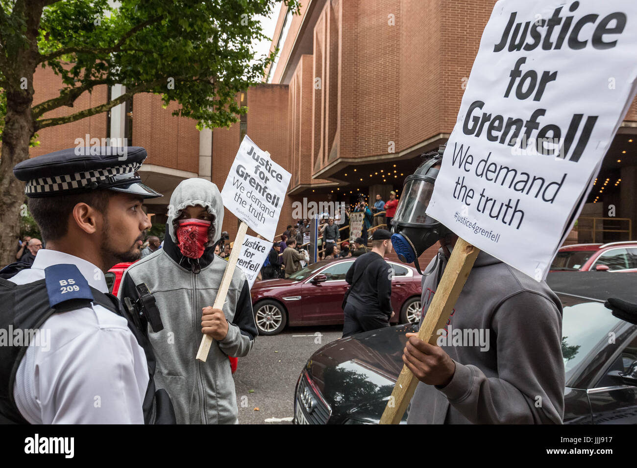 London, UK. 19. Juli 2017. Grenfell Turm Protest. Hunderte von wütenden Demonstranten versammeln sich vor Kensington Town Hall vor der erste volle Ratsversammlung seit der Brandkatastrophe. © Guy Corbishley/Alamy Live-Nachrichten Stockfoto