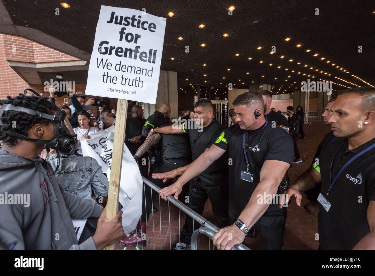 London, UK. 19. Juli 2017. Grenfell Turm Protest. Hunderte von wütenden Demonstranten versammeln sich vor Kensington Town Hall vor der erste volle Ratsversammlung seit der Brandkatastrophe. © Guy Corbishley/Alamy Live-Nachrichten Stockfoto