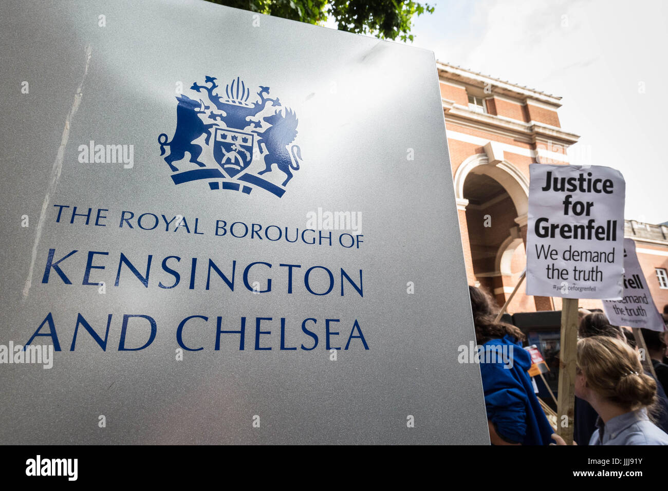 London, UK. 19. Juli 2017. Grenfell Turm Protest. Hunderte von wütenden Demonstranten versammeln sich vor Kensington Town Hall vor der erste volle Ratsversammlung seit der Brandkatastrophe. © Guy Corbishley/Alamy Live-Nachrichten Stockfoto