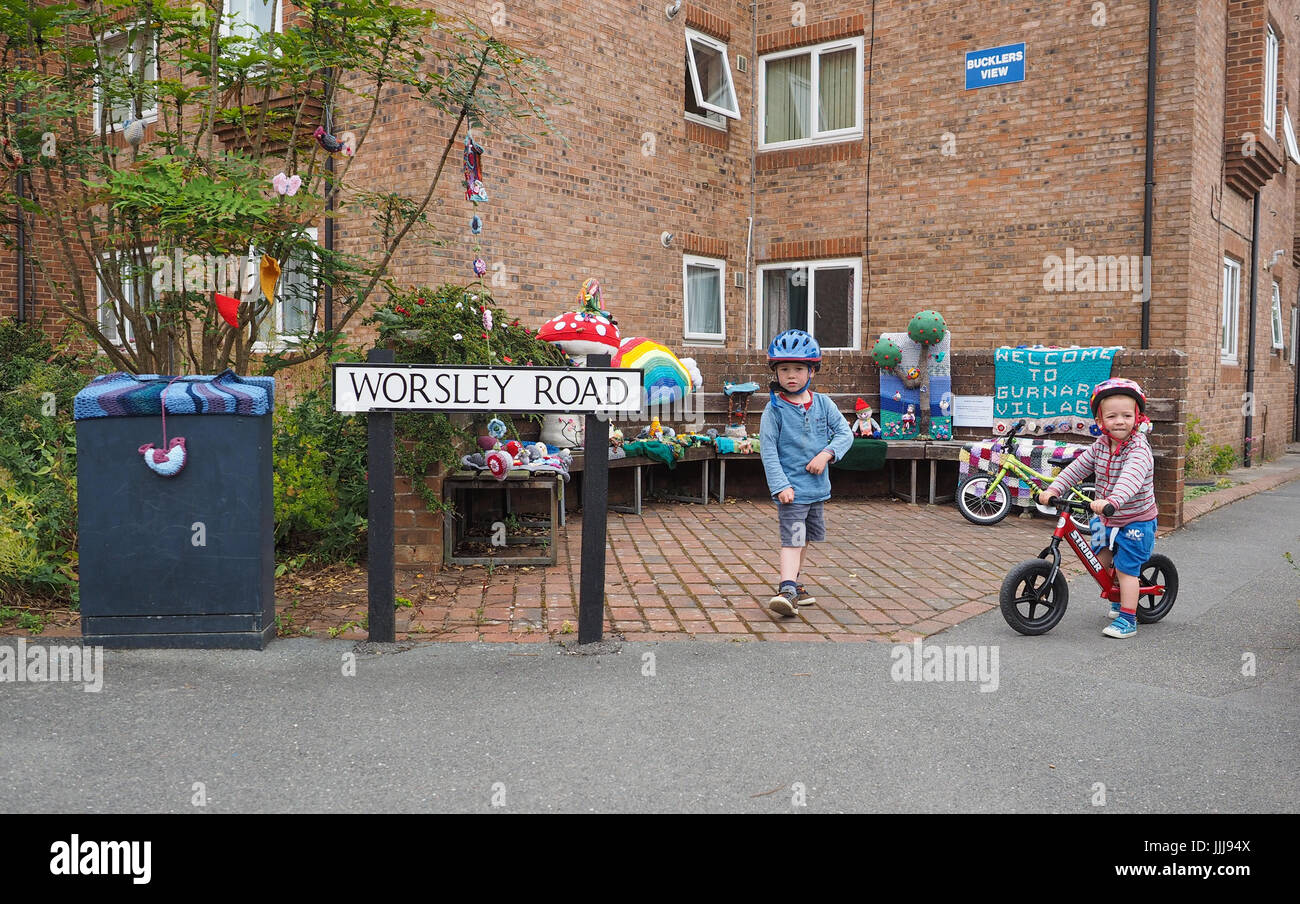 Garn Bombardierung, Yarnbombing, Knurrhahn Dorf, Isle of Wight. 19 Jul, 2017. Foto: 16 Jul, 2017. Der knurrhahn Stricken und Natter Gruppe dekorieren Knurrhahn Dorf zu Geld für die knurrhahn Elephant Club, eine örtliche Wohltätigkeitsorganisation, die Kapital für Menschen mit Gedächtnisproblemen und Fähigkeit, Hunde für die jungen Menschen erhöhen. Das Timing stimmt mit der Insel Wight offene Ateliers, wo Künstler öffnen ihre Werkstätten der Öffentlichkeit ihr Handwerk über die Insel vom 14. bis zum 24. Juli 2017 zeigen. Foto: 16 Jul, 2017. Stockfoto