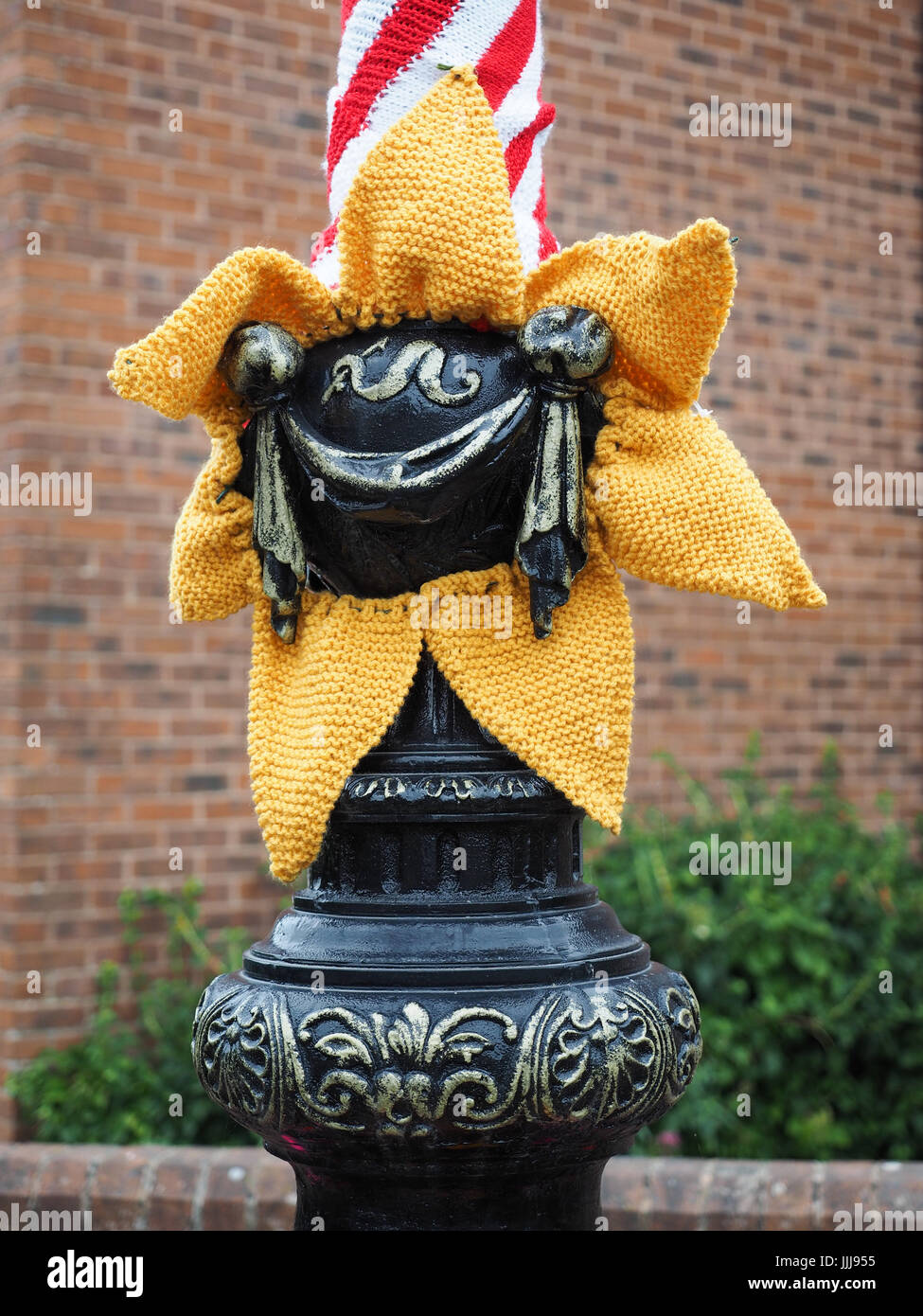 Garn Bombardierung, Yarnbombing, Knurrhahn Dorf, Isle of Wight. 19 Jul, 2017. Foto: 16 Jul, 2017. Der knurrhahn Stricken und Natter Gruppe dekorieren Knurrhahn Dorf zu Geld für die knurrhahn Elephant Club, eine örtliche Wohltätigkeitsorganisation, die Kapital für Menschen mit Gedächtnisproblemen und Fähigkeit, Hunde für die jungen Menschen erhöhen. Das Timing stimmt mit der Insel Wight offene Ateliers, wo Künstler öffnen ihre Werkstätten der Öffentlichkeit ihr Handwerk über die Insel vom 14. bis zum 24. Juli 2017 zeigen. Foto: 16 Jul, 2017. Stockfoto