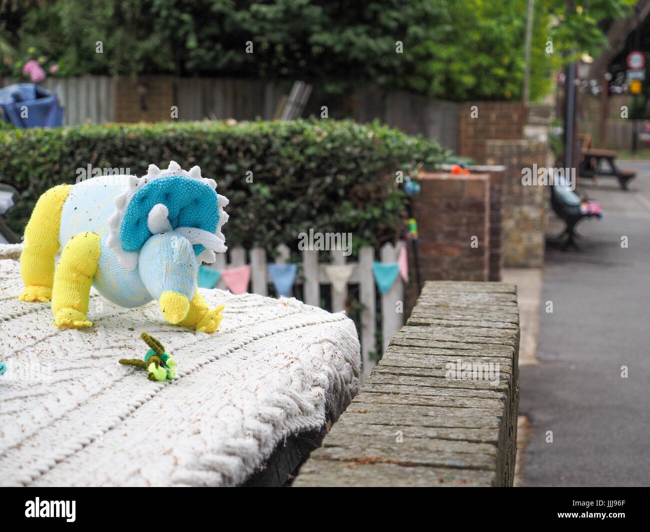 Garn Bombardierung, Yarnbombing, Knurrhahn Dorf, Isle of Wight. 19 Jul, 2017. Foto: 16 Jul, 2017. Der knurrhahn Stricken und Natter Gruppe dekorieren Knurrhahn Dorf zu Geld für die knurrhahn Elephant Club, eine örtliche Wohltätigkeitsorganisation, die Kapital für Menschen mit Gedächtnisproblemen und Fähigkeit, Hunde für die jungen Menschen erhöhen. Das Timing stimmt mit der Insel Wight offene Ateliers, wo Künstler öffnen ihre Werkstätten der Öffentlichkeit ihr Handwerk über die Insel vom 14. bis zum 24. Juli 2017 zeigen. Foto: 16 Jul, 2017. Stockfoto