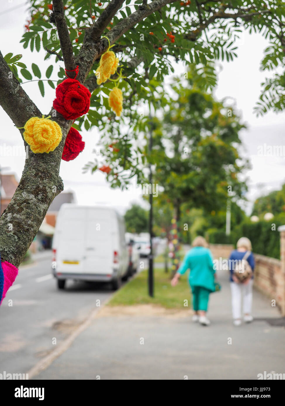 Garn Bombardierung, Yarnbombing, Knurrhahn Dorf, Isle of Wight. 19 Jul, 2017. Foto: 16 Jul, 2017. Der knurrhahn Stricken und Natter Gruppe dekorieren Knurrhahn Dorf zu Geld für die knurrhahn Elephant Club, eine örtliche Wohltätigkeitsorganisation, die Kapital für Menschen mit Gedächtnisproblemen und Fähigkeit, Hunde für die jungen Menschen erhöhen. Das Timing stimmt mit der Insel Wight offene Ateliers, wo Künstler öffnen ihre Werkstätten der Öffentlichkeit ihr Handwerk über die Insel vom 14. bis zum 24. Juli 2017 zeigen. Foto: 16 Jul, 2017. Stockfoto