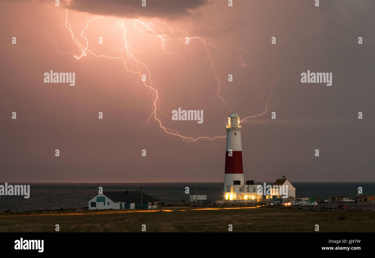 Blitz. Gewitter an der Portland Bill Leuchtturm, Dorset, Großbritannien. Blitze bei einem Gewitter. Stockfoto