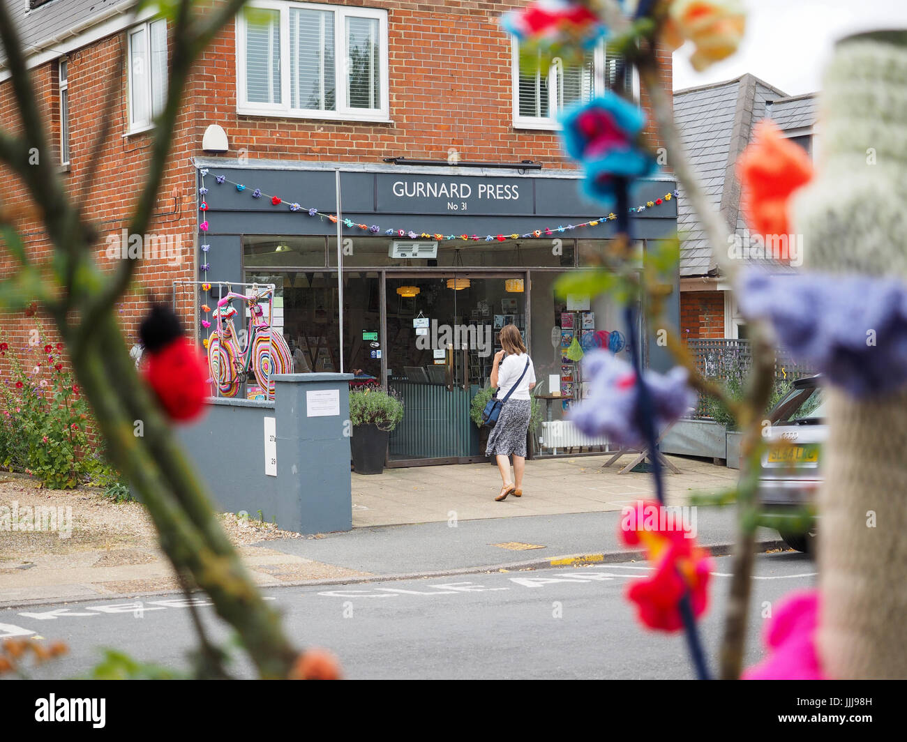Garn Bombardierung, Yarnbombing, Knurrhahn Dorf, Isle of Wight. 19 Jul, 2017. Foto: 16 Jul, 2017. Der knurrhahn Stricken und Natter Gruppe dekorieren Knurrhahn Dorf zu Geld für die knurrhahn Elephant Club, eine örtliche Wohltätigkeitsorganisation, die Kapital für Menschen mit Gedächtnisproblemen und Fähigkeit, Hunde für die jungen Menschen erhöhen. Das Timing stimmt mit der Insel Wight offene Ateliers, wo Künstler öffnen ihre Werkstätten der Öffentlichkeit ihr Handwerk über die Insel vom 14. bis zum 24. Juli 2017 zeigen. Foto: 16 Jul, 2017. Stockfoto