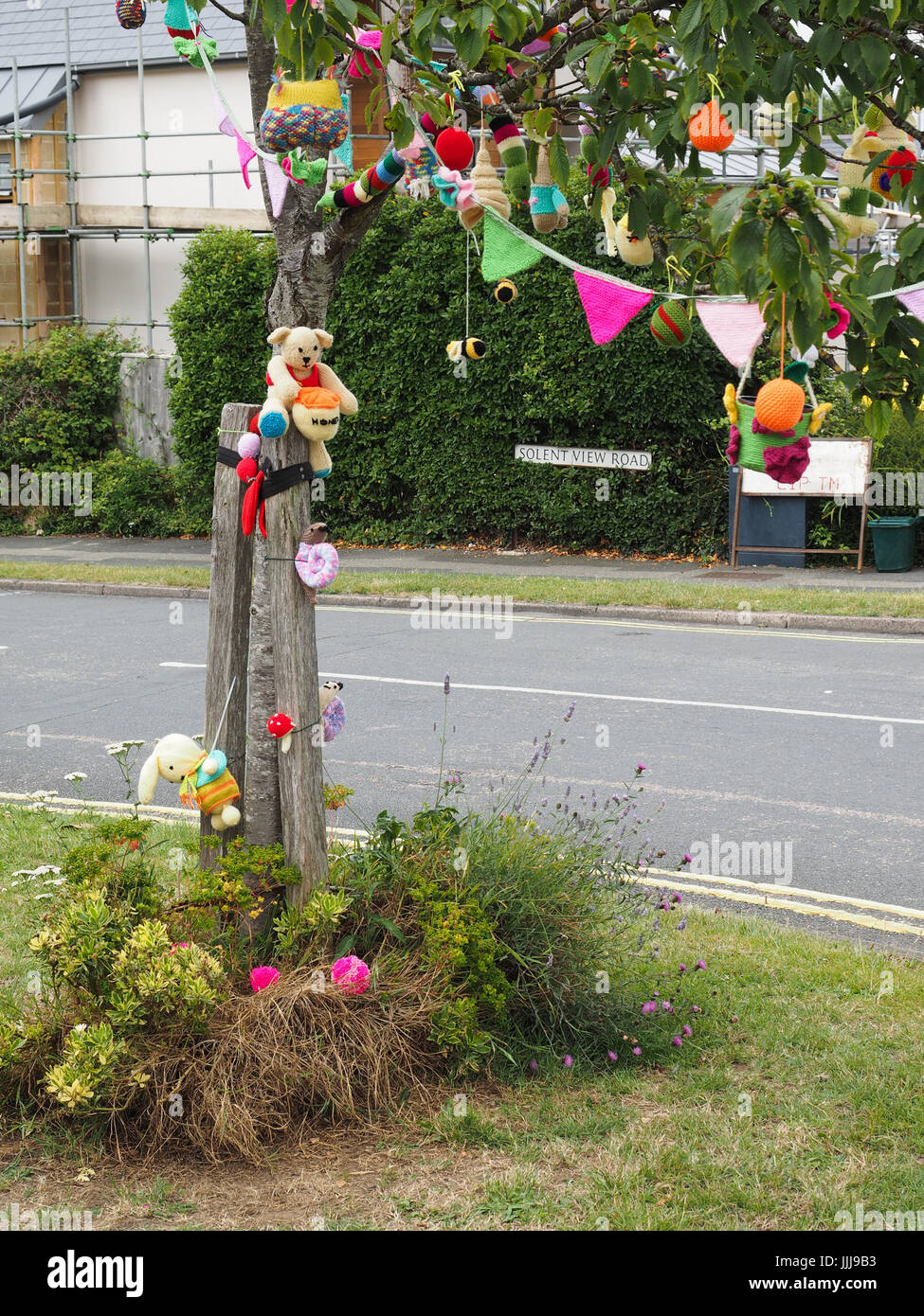 Garn Bombardierung, Yarnbombing, Knurrhahn Dorf, Isle of Wight. 19 Jul, 2017. Foto: 16 Jul, 2017. Der knurrhahn Stricken und Natter Gruppe dekorieren Knurrhahn Dorf zu Geld für die knurrhahn Elephant Club, eine örtliche Wohltätigkeitsorganisation, die Kapital für Menschen mit Gedächtnisproblemen und Fähigkeit, Hunde für die jungen Menschen erhöhen. Das Timing stimmt mit der Insel Wight offene Ateliers, wo Künstler öffnen ihre Werkstätten der Öffentlichkeit ihr Handwerk über die Insel vom 14. bis zum 24. Juli 2017 zeigen. Foto: 16 Jul, 2017. Stockfoto