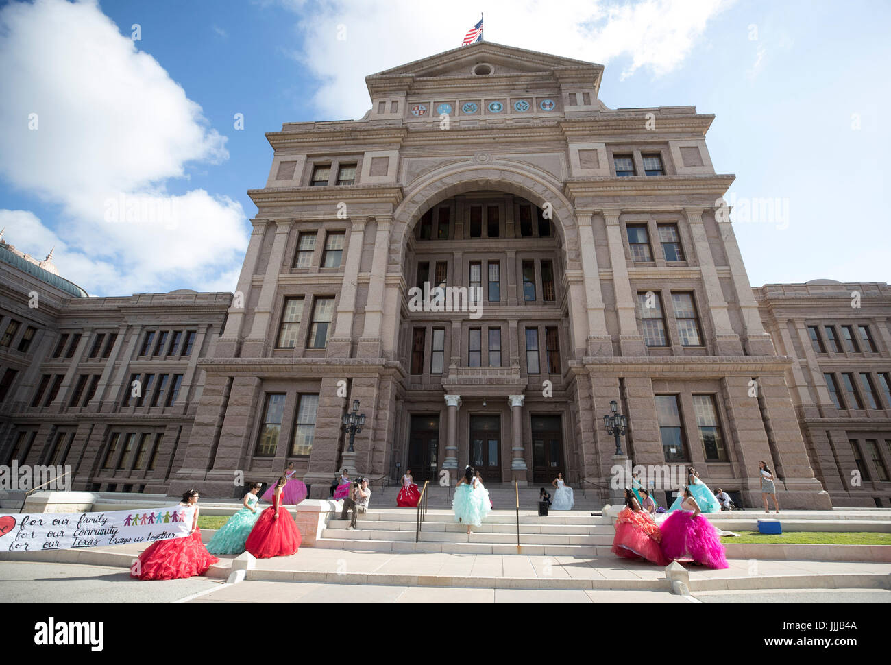 Jugendlich Mädchen, die im mexikanischen Stil Quinceanera dresses am Texas Capitol Protest SB4, von der Gesetzgebung verabschiedet und vom Gouverneur im Frühjahr 2017, die, wie mir Ihre Papiere" zur Ermächtigung der Polizei Menschen zu bitten, ihre Einwanderung Status jederzeit nachweisen unterzeichnet. Stockfoto