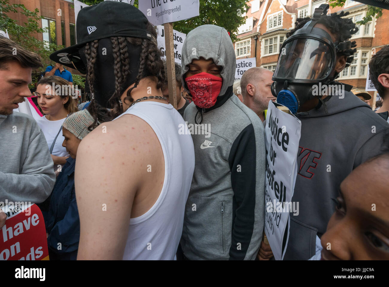 London, UK. 19. Juli 2017. London, UK. 19. Juli 2017. Mitglieder der lokalen Gruppe "The Royal Mörder von Kensington und Chelsea" auf den Protest von Grenfell Turm Überlebenden und Unterstützer bei der Ratsversammlung in Kensington Town Hall Ratsherren "Rücktritt jetzt!" der Firma Botschaft überbringen. Ein paar hundert Demonstranten besuchte der Rat treffen, aber einige Überlebende draußen gehalten wurden, bis der Bewohner Vertreter weigerte zu sprechen, bis sie in durften und es viele leere Plätze, gab während Hunderte mehr die Verfahren auf einer Großleinwand außerhalb, mit Wut ausbrechen sahen Stockfoto