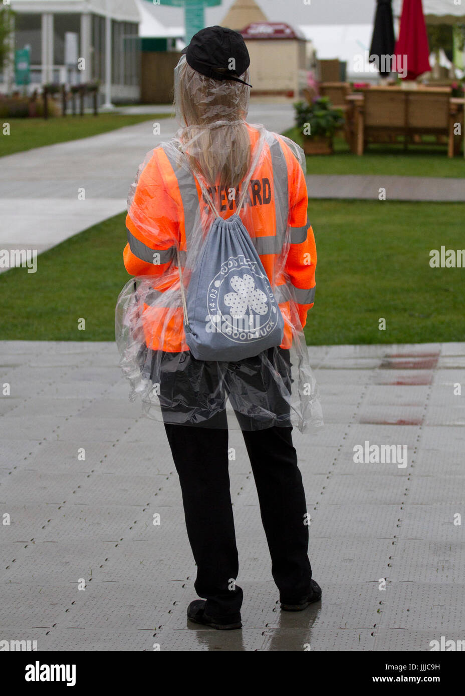 Knutsford, Cheshire.  Großbritannien Wetter.  20. Juli 2017. Sophia Simmons von Littlehampton.  Starker Regen fällt bei der RHS Flower Show als Sicherheitspersonal vor Beginn der Show Gründen für die breite Öffentlichkeit erreichen.  Die "Gartenparty des Nordens", begann 1999 von der Royal Horticultural Society ist immer unterwegs an Tatton Park heute als die RHS Flower Show öffnet seine florale Spektakel. Kredite; MediaWorldImages/Alamy Live-Nachrichten Stockfoto