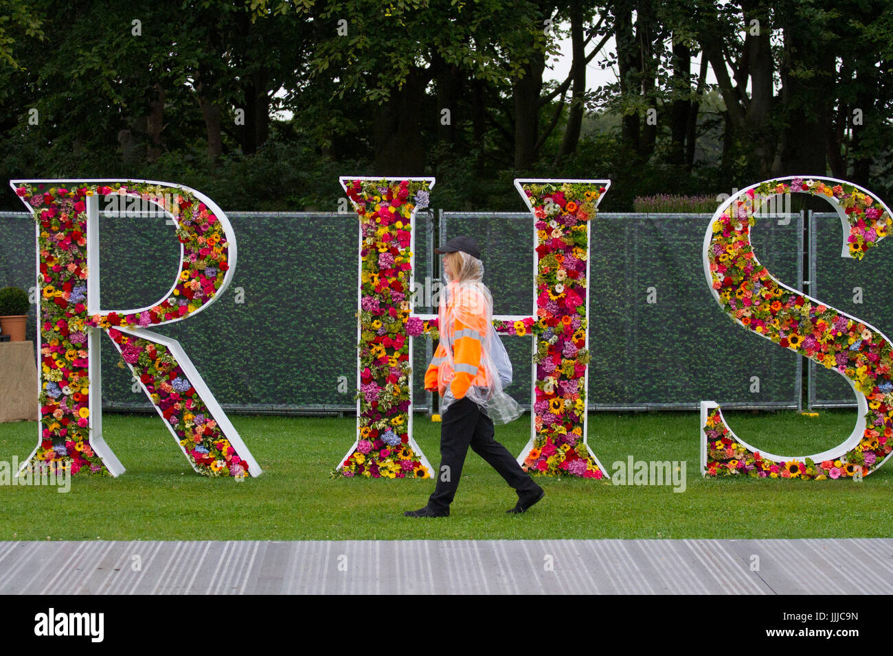 Knutsford, Cheshire.  Großbritannien Wetter.  20. Juli 2017. Sophia Simmons von Littlehampton.  Starker Regen fällt bei der RHS Flower Show als Sicherheitspersonal vor Beginn der Show Gründen für die breite Öffentlichkeit erreichen.  Die "Gartenparty des Nordens", begann 1999 von der Royal Horticultural Society ist immer unterwegs an Tatton Park heute als die RHS Flower Show öffnet seine florale Spektakel. Kredite; MediaWorldImages/Alamy Live-Nachrichten Stockfoto