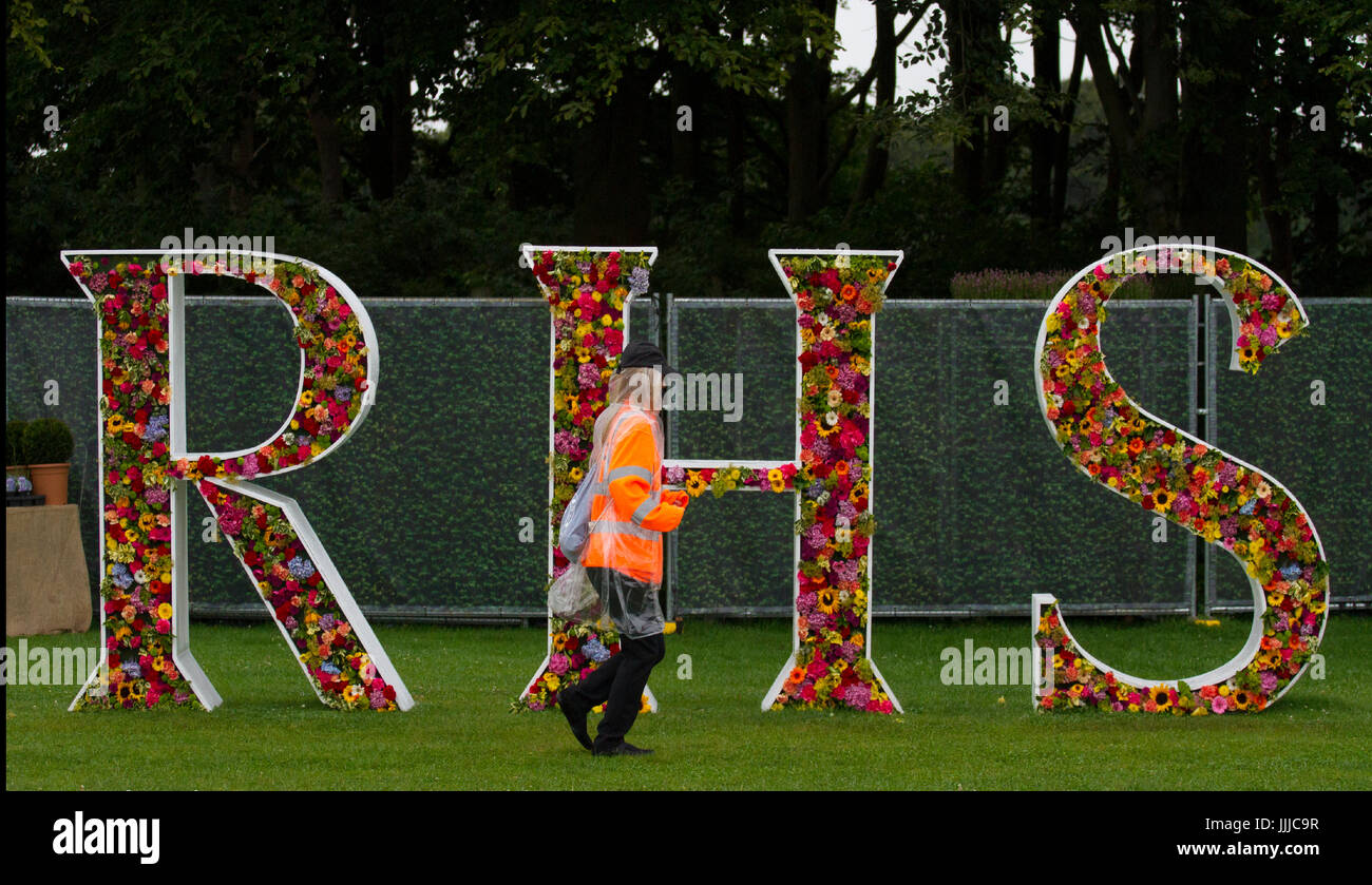 Knutsford, Cheshire.  Großbritannien Wetter.  20. Juli 2017. Sophia Simmons von Littlehampton.  Starker Regen fällt bei der RHS Flower Show als Sicherheitspersonal vor Beginn der Show Gründen für die breite Öffentlichkeit erreichen.  Die "Gartenparty des Nordens", begann 1999 von der Royal Horticultural Society ist immer unterwegs an Tatton Park heute als die RHS Flower Show öffnet seine florale Spektakel. Kredite; MediaWorldImages/Alamy Live-Nachrichten Stockfoto