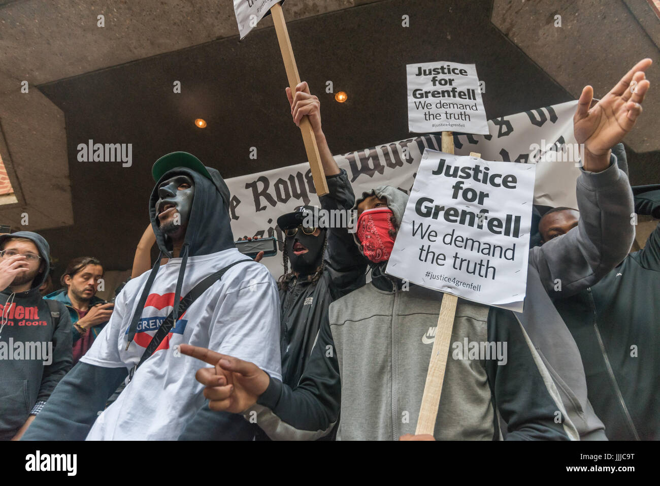 19. Juli 2017 - London, UK - London, UK. 19. Juli 2017. Mitglieder der lokalen Gruppe "The Royal Mörder von Kensington und Chelsea" treten auf den Protest von Grenfell Turm Überlebenden und Unterstützer bei der Ratsversammlung in Kensington Town Hall Ratsherren "Rücktritt jetzt!" der Firma Botschaft überbringen. Ein paar hundert Demonstranten besuchte der Rat treffen, aber einige Überlebende draußen gehalten wurden, bis der Bewohner Vertreter weigerte zu sprechen, bis sie in durften und es viele leere Plätze, gab während Hunderte mehr sahen die Verfahren auf einer Großleinwand außen durchbrechenden mit fu Stockfoto