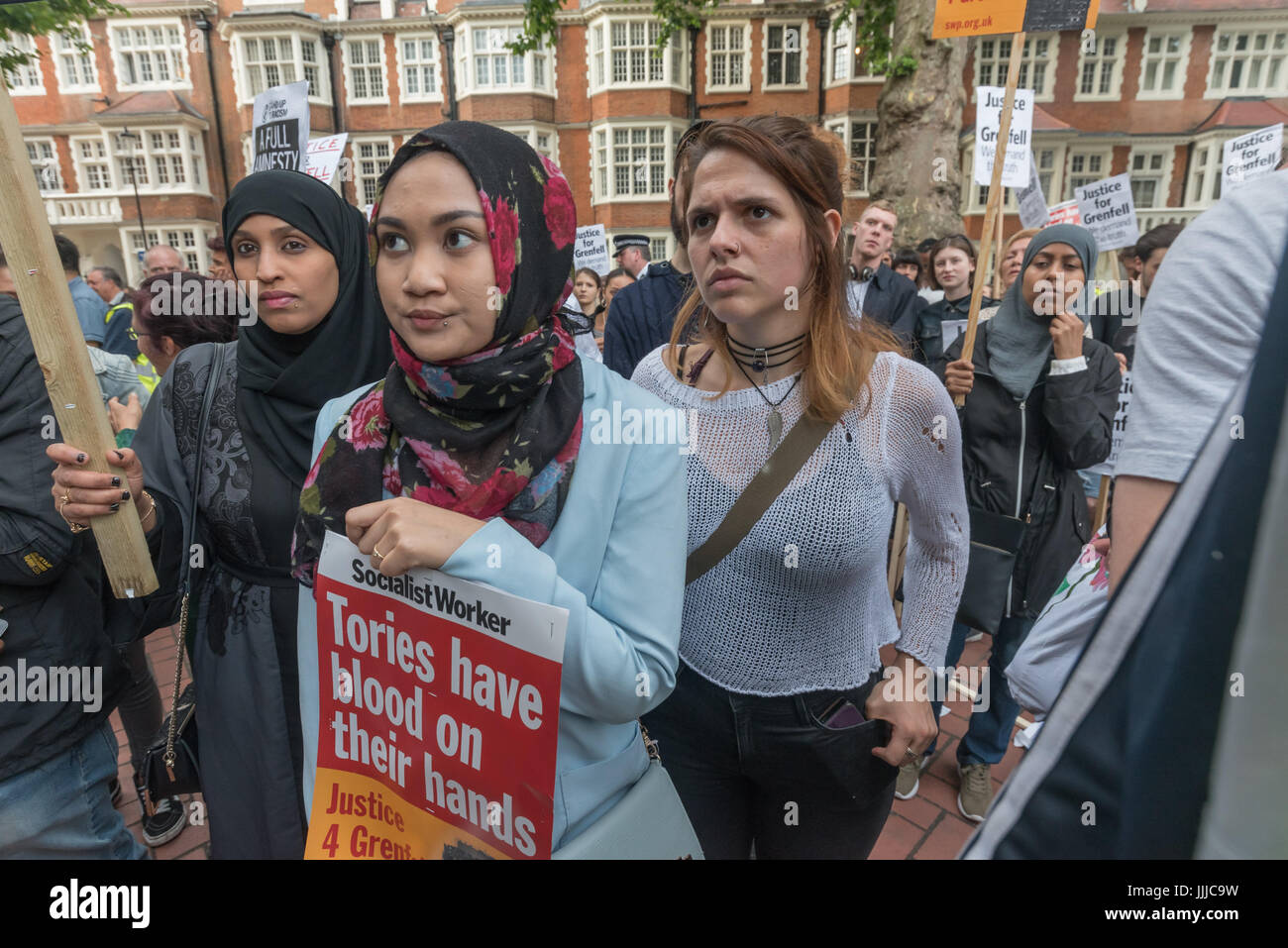 London, UK. 19. Juli 2017. London, UK. 19. Juli 2017. Grenfell Turm Überlebenden und Unterstützer bei der Ratsversammlung in Kensington Town Hall geben die deutliche Botschaft Ratsherren "Rücktritt jetzt!". Ein paar hundert Demonstranten besuchte der Rat treffen, obwohl einige Überlebende draußen gehalten wurden, bis der Bewohner Vertreter weigerte zu sprechen, bis sie in durften und es viele leere Plätze gab, während Hunderte mehr die Verfahren auf einer Großleinwand außerhalb sahen, mit Wut auf die Selbstgefälligkeit und Bevormundung von einigen Stadträten ausbricht und fordern den Rat auf, wie sie zurücktreten Stockfoto