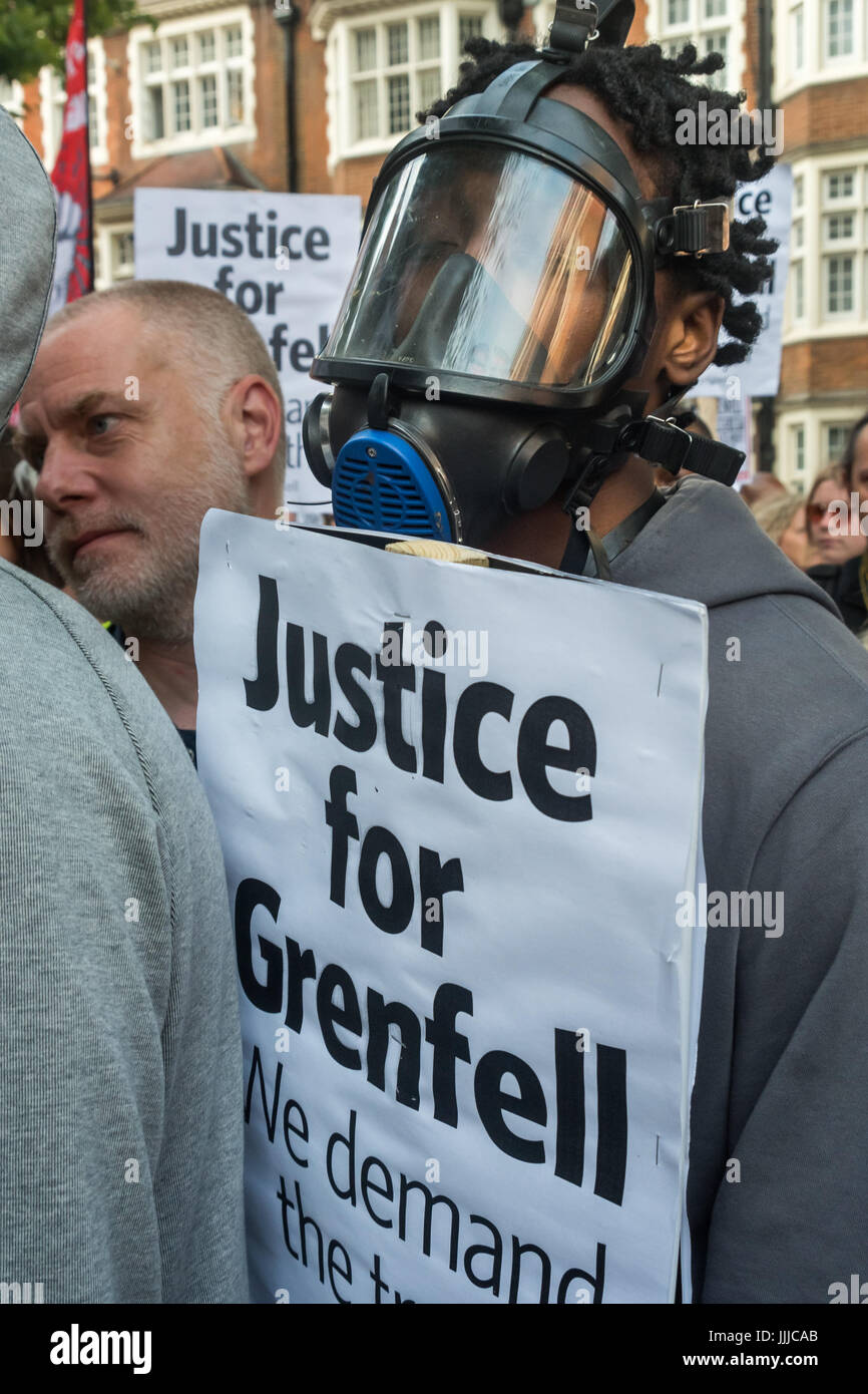 London, UK. 19. Juli 2017. London, UK. 19. Juli 2017. Ein Mitglied der lokalen Gruppe "The Royal Mörder von Kensington und Chelsea" auf den Protest von Grenfell Turm Überlebenden und Unterstützer bei der Ratsversammlung in Kensington Town Hall Ratsherren "Rücktritt jetzt!" der Firma Botschaft überbringen. Ein paar hundert Demonstranten besuchte der Rat treffen, aber einige Überlebende draußen gehalten wurden, bis der Bewohner Vertreter weigerte zu sprechen, bis sie in durften und es viele leere Plätze, gab während Hunderte mehr die Verfahren auf einer Großleinwand außerhalb, mit Wut ausbrechen sahen Stockfoto