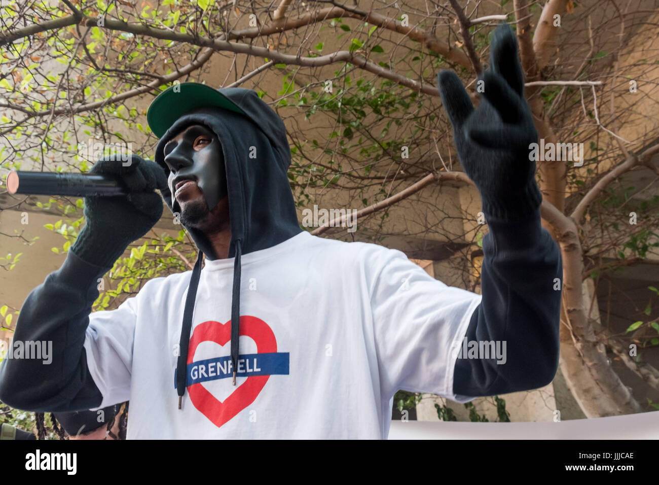 London, UK. 19. Juli 2017. London, UK. 19. Juli 2017. Lokale Gruppe "The Royal Mörder von Kensington und Chelsea" führen Sie ihr Lied über das Feuer auf den Protest von Grenfell Turm Überlebenden und Unterstützer bei der Ratsversammlung in Kensington Town Hall Ratsherren t fordert Rücktritt. Ein paar hundert Demonstranten besuchte der Rat treffen, obwohl einige Überlebende draußen gehalten wurden, bis der Bewohner Vertreter weigerte zu sprechen, bis sie in durften und gab es viele leere Plätze, während Hunderte mehr beobachtet die Verfahren auf einer Großleinwand außerhalb, mit Wut ausbrechen der Stockfoto