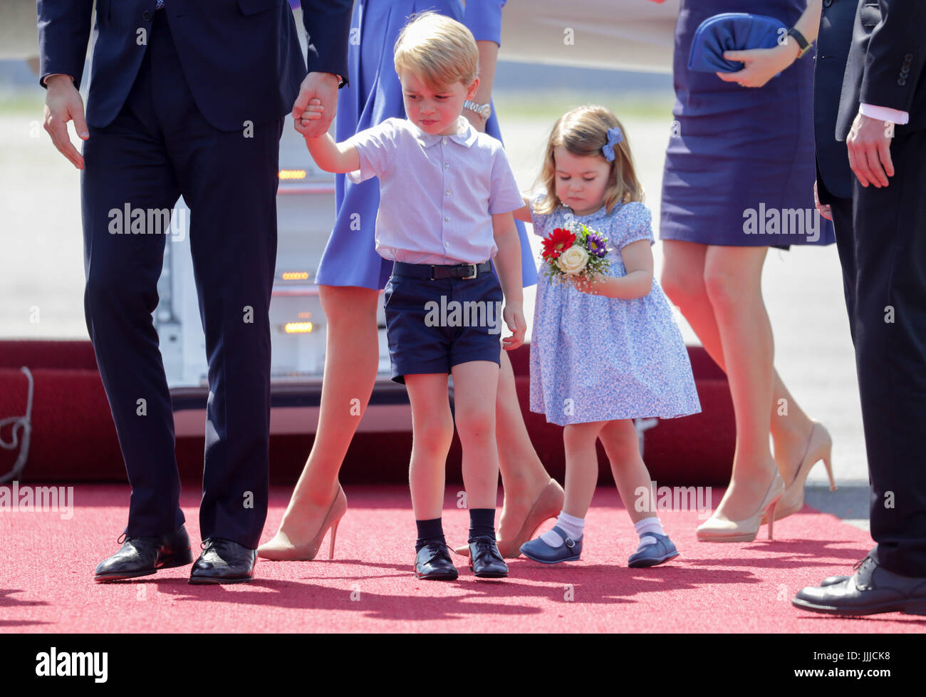 Berlin, Deutschland. 19. Juli 2017. Charlotte, ist die Tochter von Großbritannien, Prinz William und seine Frau Catherine, Herzogin von Cambridge auf dem roten Teppich nach der Ankunft am Flughafen Tegel in Berlin, Deutschland, 19. Juli 2017. Foto: Kay Nietfeld/Dpa/Alamy Live News Stockfoto