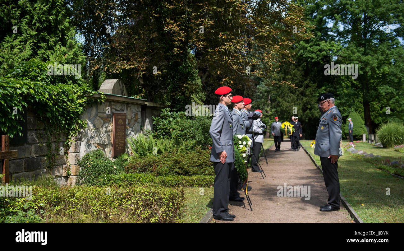 Dresden, Deutschland. 20. Juli 2017. Die Bundeswehr gedenkt General Friedrich Olbricht und General Hans Oster, die bei dem Attentat auf Adolf Hitler des 20. Juli 1944, 73. Jahrestag des Attentats, auf dem Nordfriedhof-Friedhof in Dresden, Deutschland, 20. Juli 2017 waren. Foto: Arno Burgi/Dpa-Zentralbild/Dpa/Alamy Live-Nachrichten Stockfoto