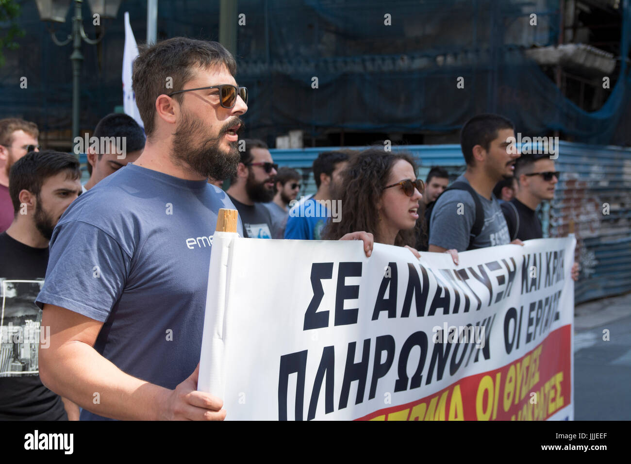 Athen, Griechenland. 20. Juli 2017. Demonstranten marschieren riefen Parolen anspruchsvolle Arbeitsrechte. Panhellenische Föderation der Gastronomie und Tourismus-Industrie Beschäftigten inszeniert einen 24-Stunden-Streik in ganz Griechenland, 5-Tage-Woche und acht-Stunden-Arbeitstag, sowie mehrere andere Arbeitsrechte für Mitarbeiter in der Tourismusbranche zu verlangen. Bildnachweis: Nikolas Georgiou/Alamy Live-Nachrichten Stockfoto