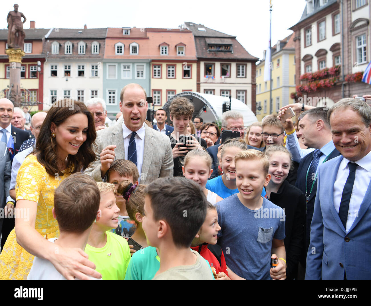 Heidelberg, Deutschland. 20. Juli 2017. Großbritanniens Prinz William und seine Frau Catherine, Herzogin von Cambridge, besuchen Sie den Marktplatz und sprechen Sie mit einer Gruppe von Kindern, in Heidelberg, Deutschland, 20. Juli 2017. Auf der rechten Seite ist Bürgermeister von Heidelberg Eckart Wuerzner. Foto: Arne Dedert/Dpa/Alamy Live-Nachrichten Stockfoto