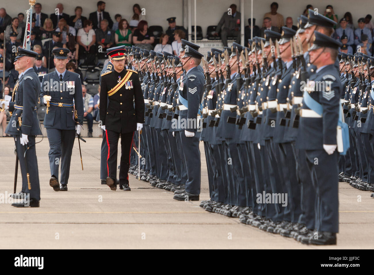 Suffolk, UK. 20. Juli 2017. Seine königliche Hoheit Prinz Harry inspiziert die RAF Regiment an der Basis, während einer Zeremonie, die Königinnen neuen Farbe zu präsentieren. Bildnachweis: Keith Mindham/Alamy Live-Nachrichten Stockfoto