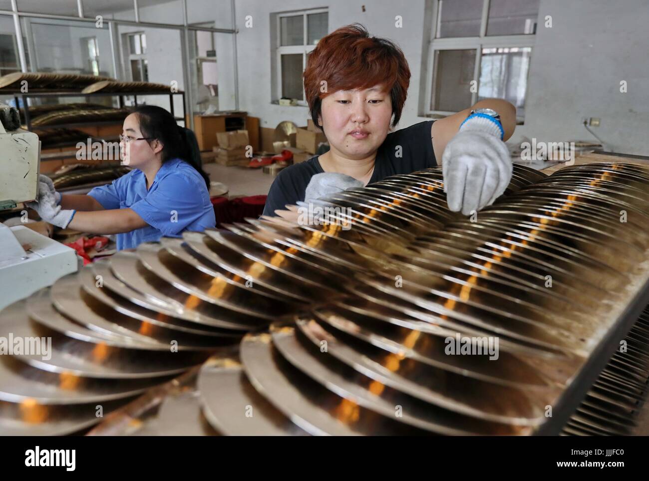 (170720)--SHIJIAZHUANG, 20. Juli 2017 (Xinhua)--Personal, das in der Gong-Fabrik in der Huailai Grafschaft, Nord-China Provinz Hebei, 19. Juli 2017 arbeiten. Mehr als 400 Arten von Musikinstrumenten sind in dieser Fabrik mit einem jährlichen Umsatz von 15 Millionen Yuan (ca. 2,22 Millionen US-Dollar) in den letzten Jahren gemacht. (Xinhua/Yang Shiyao) (lx) Stockfoto