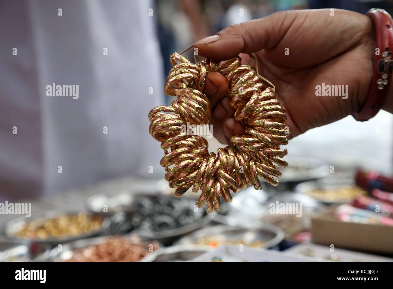 Kathmandu, Nepal. 20. Juli 2017. Ein Ladenbesitzer zeigt eine Reihe von Ringen an Kunden in einem Geschäft am Vorabend des Ghantakarna Festivals in Kathmandu, Nepal, 20. Juli 2017. Die Newar Gemeinschaft des Kathmandu-Tal beobachten Ghantakarna, ein Festival zu jagen böse Geister vertreiben und Glück einläuten. Menschen tragen Metallringe, gegen alle Übel und bösen Geistern zu schützen. Bildnachweis: Sunil Sharma/Xinhua/Alamy Live-Nachrichten Stockfoto