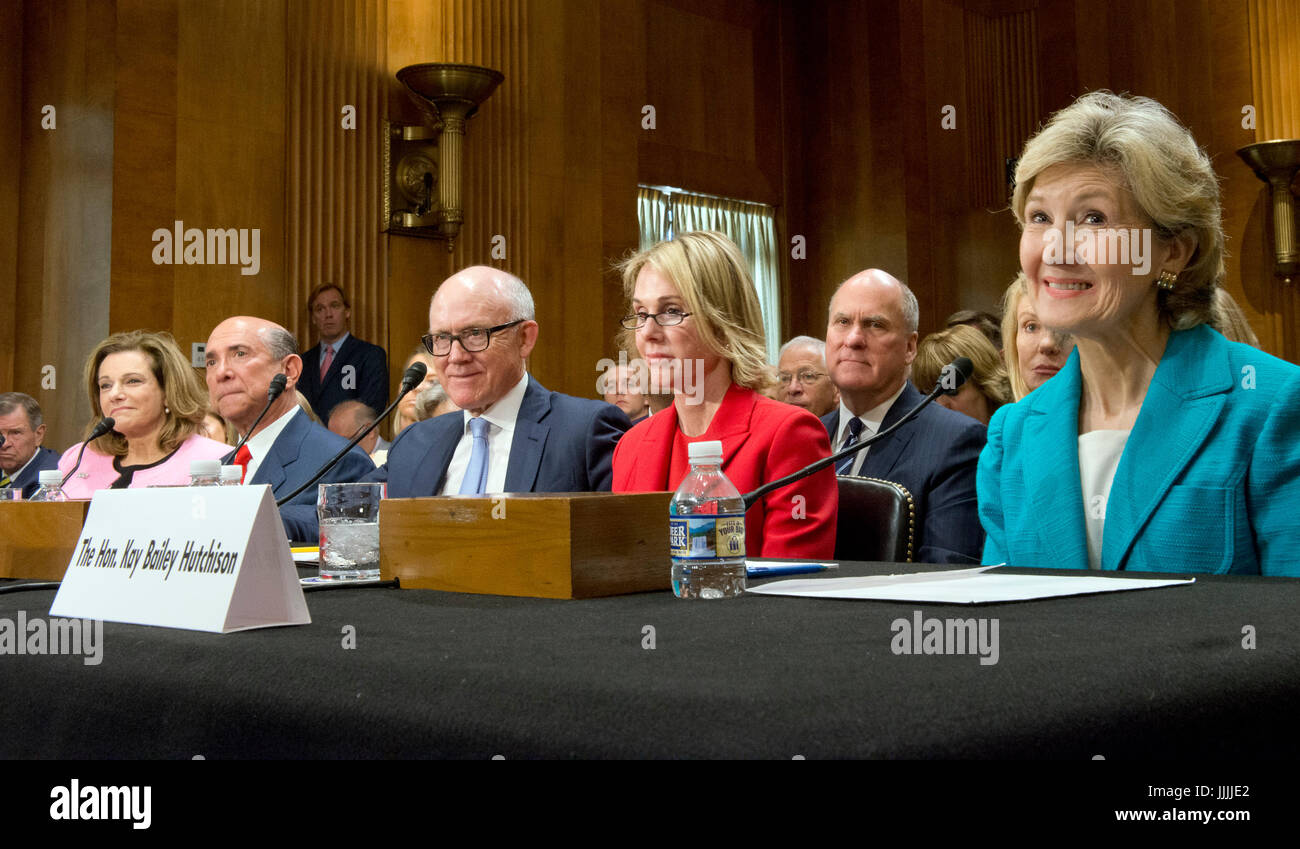 Von links nach rechts: Kathleen Troia (k.t.) McFarland, designierter Botschafter der Vereinigte Staaten von Amerika in der Republik Singapur; Lewis M. Eisenberg, Botschafter der USA an die italienische Republik und dienen gleichzeitig und ohne zusätzliche Vergütung als Botschafter der USA in die Republik San Marino zu benennen; Robert Wood (Woody) Johnson IV, Botschafter der USA, das Vereinigte Königreich von Großbritannien und Nordirland zu benennen; Kelly Knight Craft, Botschafter-Beauftragter der USA, Kanada; und ehemalige US-Senator Kay Bailey Hutchison (Republikaner aus Texas), Vereinigte Staaten Stockfoto