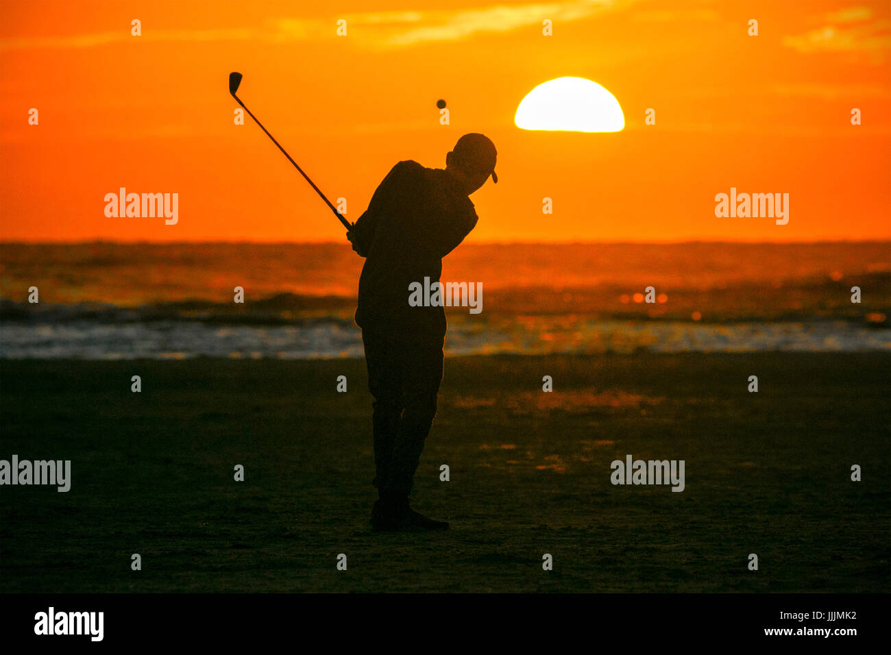 Sonnenuntergang über Southport, Merseyside, 20. Juli 2017. Großbritannien Wetter.  Vierzehn Jahre alten begeisterter Golfer "Michael Carson" inspiriert von der 146. Open Meisterschaft auf der ganzen Welt berühmten "Royal Birkdale Course" in seiner Heimat Stadt Southport in Merseyside.  Nachdem gerade heute im Fernsehen zu spielen, konnte nicht auf Ping Golfbälle in den Sonnenuntergang vor der Nordwestküste Mike warten.  Bildnachweis: Cernan Elias/Alamy Live-Nachrichten Stockfoto