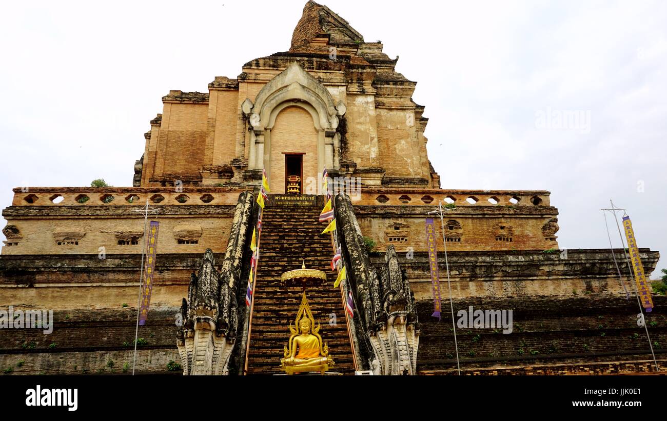 Eine alte Pagode am Wat Chedi Luang Worawihan, Chiang Mai, Thailand. Stockfoto