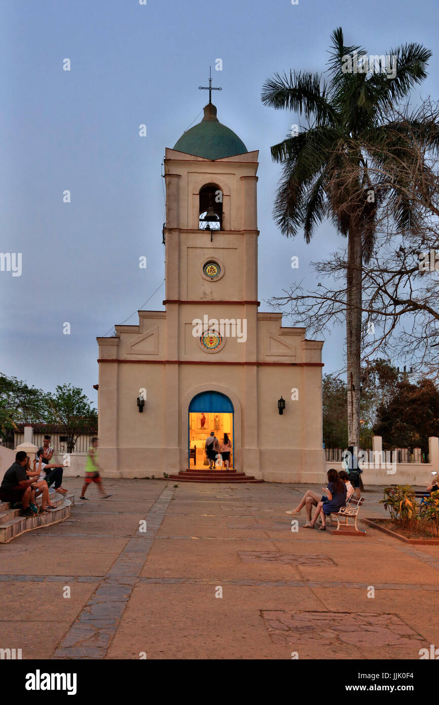Sonnenuntergang auf dem Platz vor der Kirche - VINALES, PINAR DEL RIO, Kuba Stockfoto