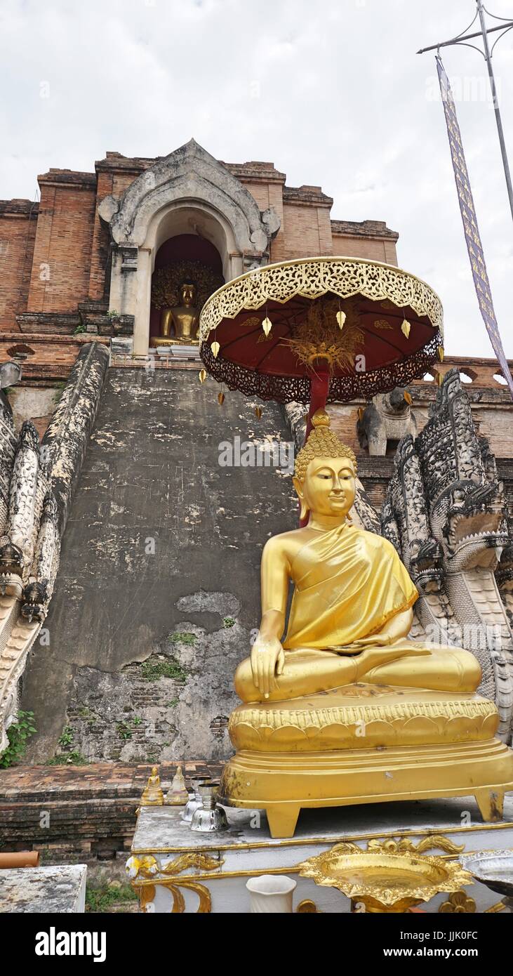 Goldene Buddhastatue am Bild und alte Pagode im Wat Chedi Luang Worawihan, Chiang Mai, Thailand. Stockfoto