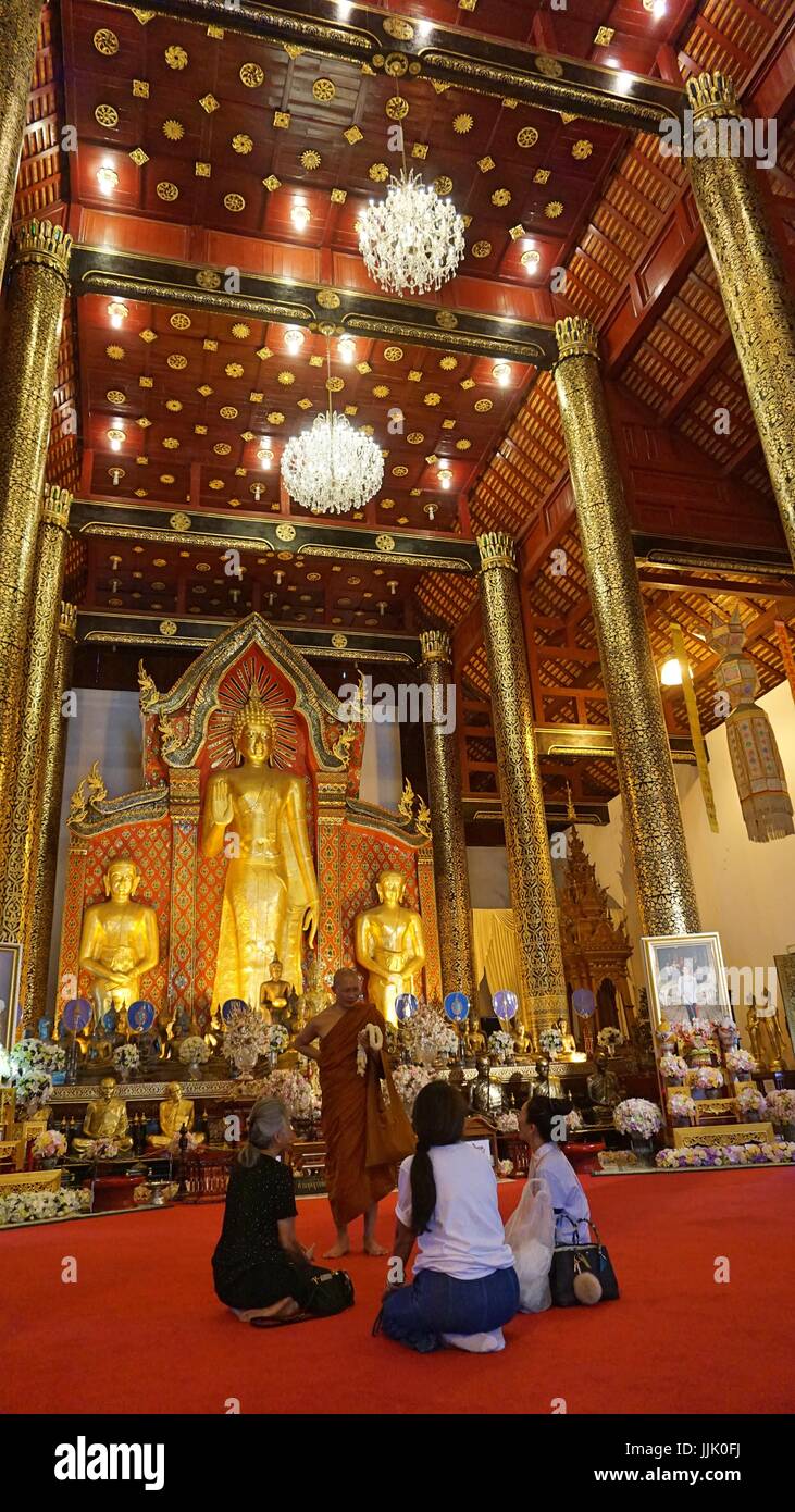 Goldene Buddhastatuen Bild und un-Gruppe von Menschen in der Kirche zu identifizieren. Stockfoto