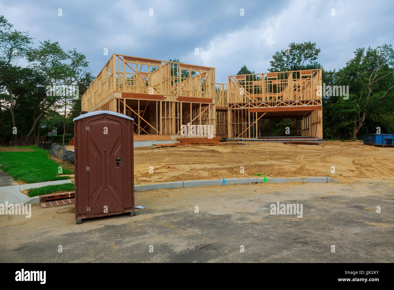Tragbare Toilette auf eine neue Struktur in der Nähe ein neues Haus im Bau. Stockfoto
