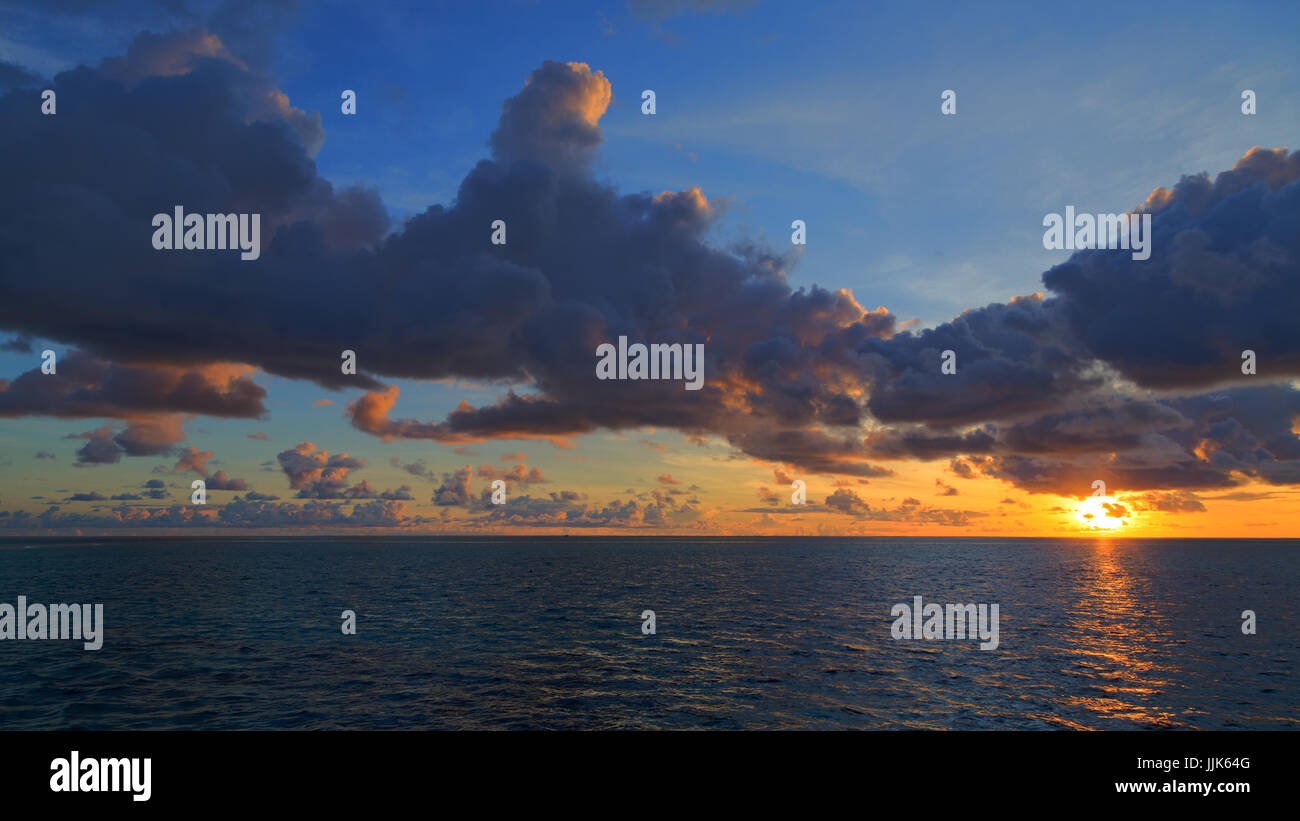Sonnenuntergang über dem Meer, bewölkter Himmel, Gangehi Island, Ari Atoll, Indischer Ozean, Malediven Stockfoto