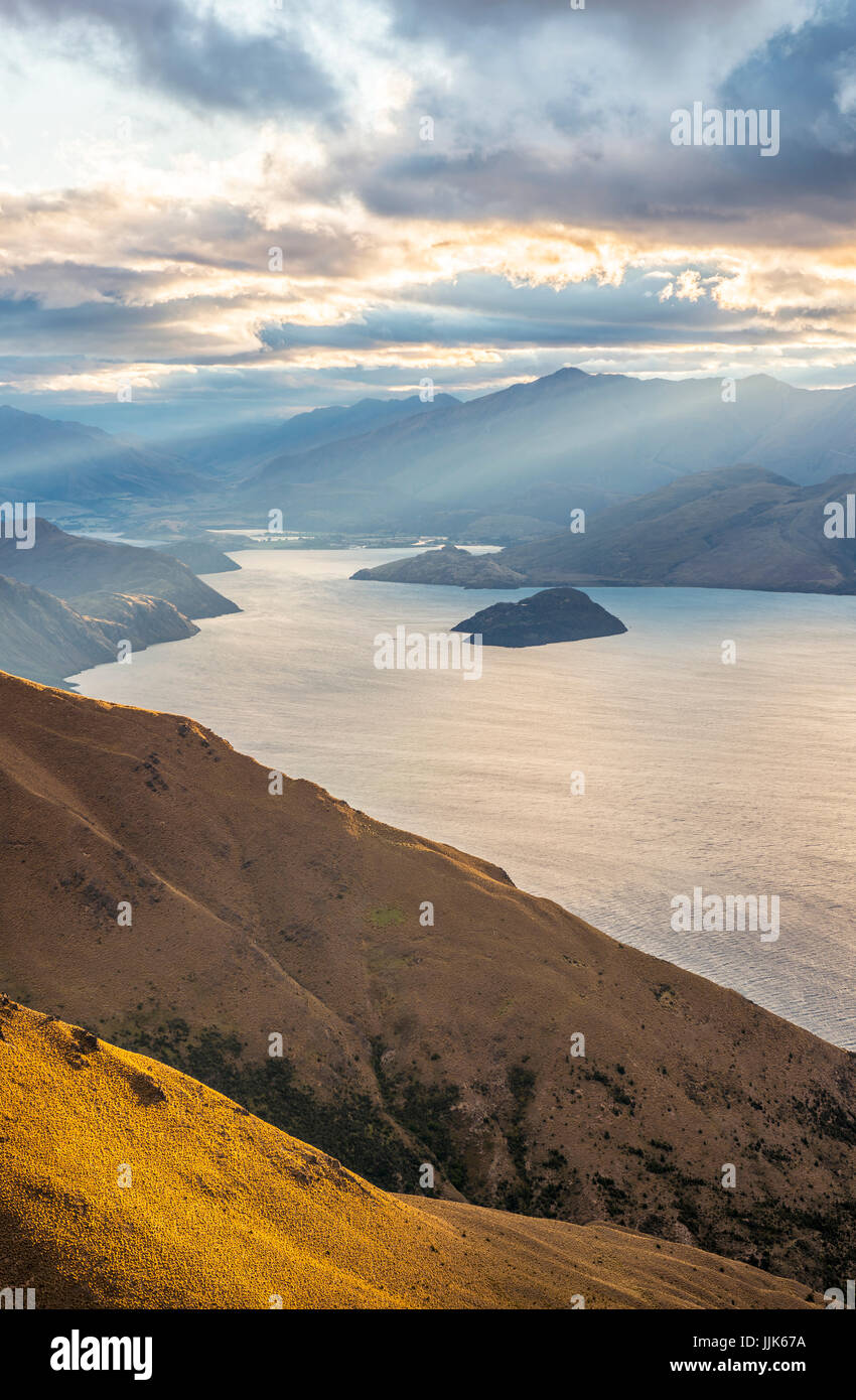 Sonnenuntergang, dramatische Atmosphäre, Lake Wanaka und Bergen, Blick vom Isthmus Peak Track, Otago, Südinsel, Neuseeland, Ozeanien Stockfoto