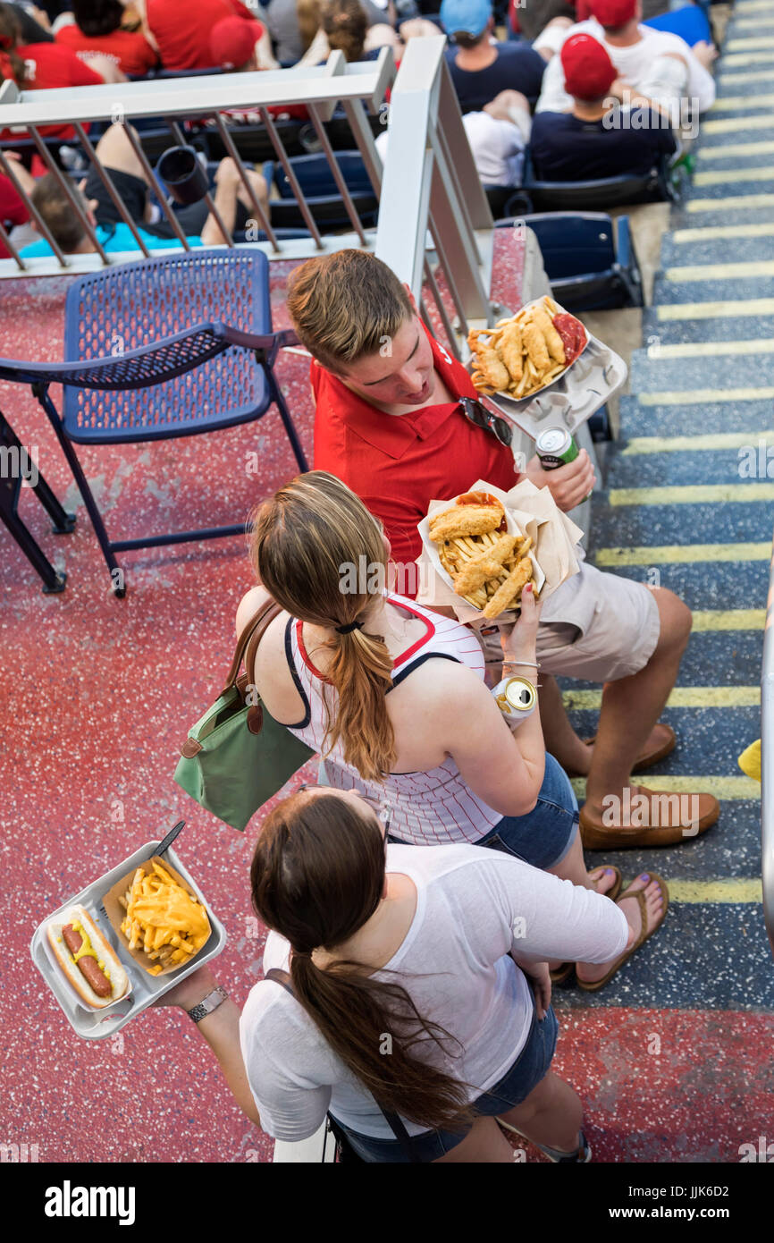 Washington, DC - Baseball-fans tragen Lebensmittel aus einem Konzessionen Stand Nationals Park. Stockfoto
