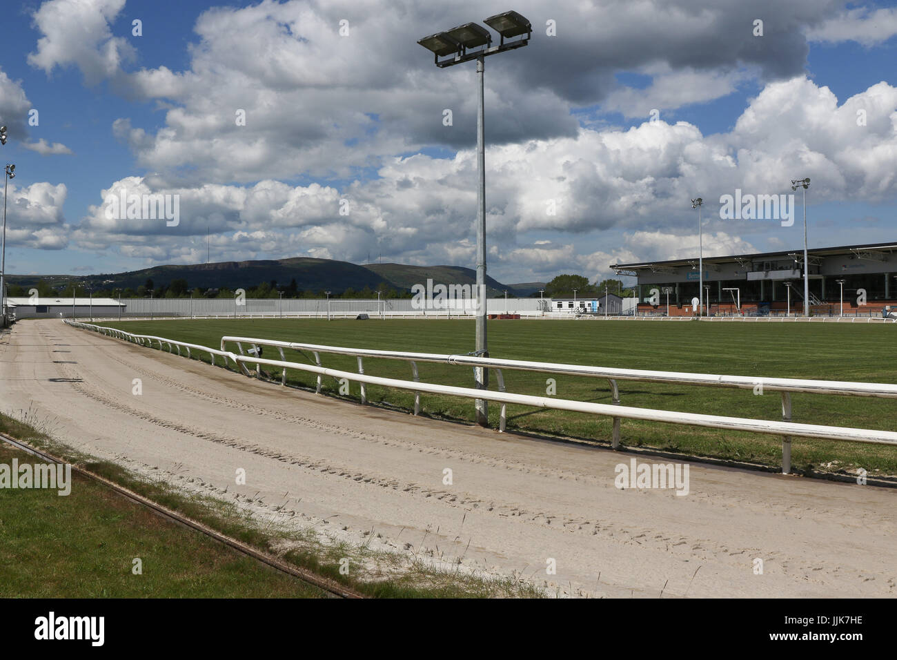 Der Track und Tribüne/Restaurant-Bereich im Drumbo Park Greyhound Stadium, Nordirland. Stockfoto