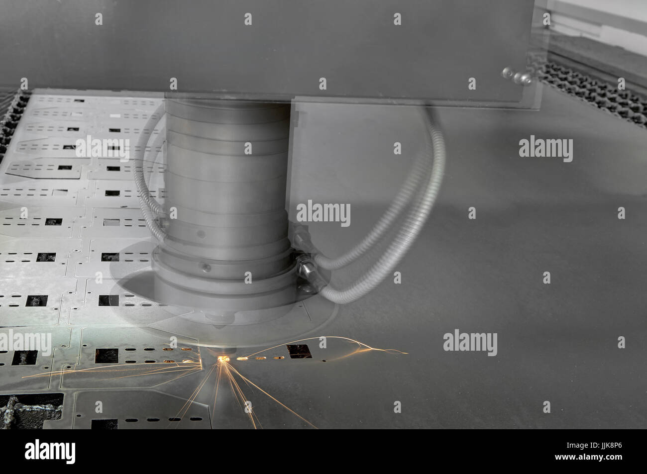 CNC-Laserschneiden von Metall, moderne Industrietechnik Stockfoto