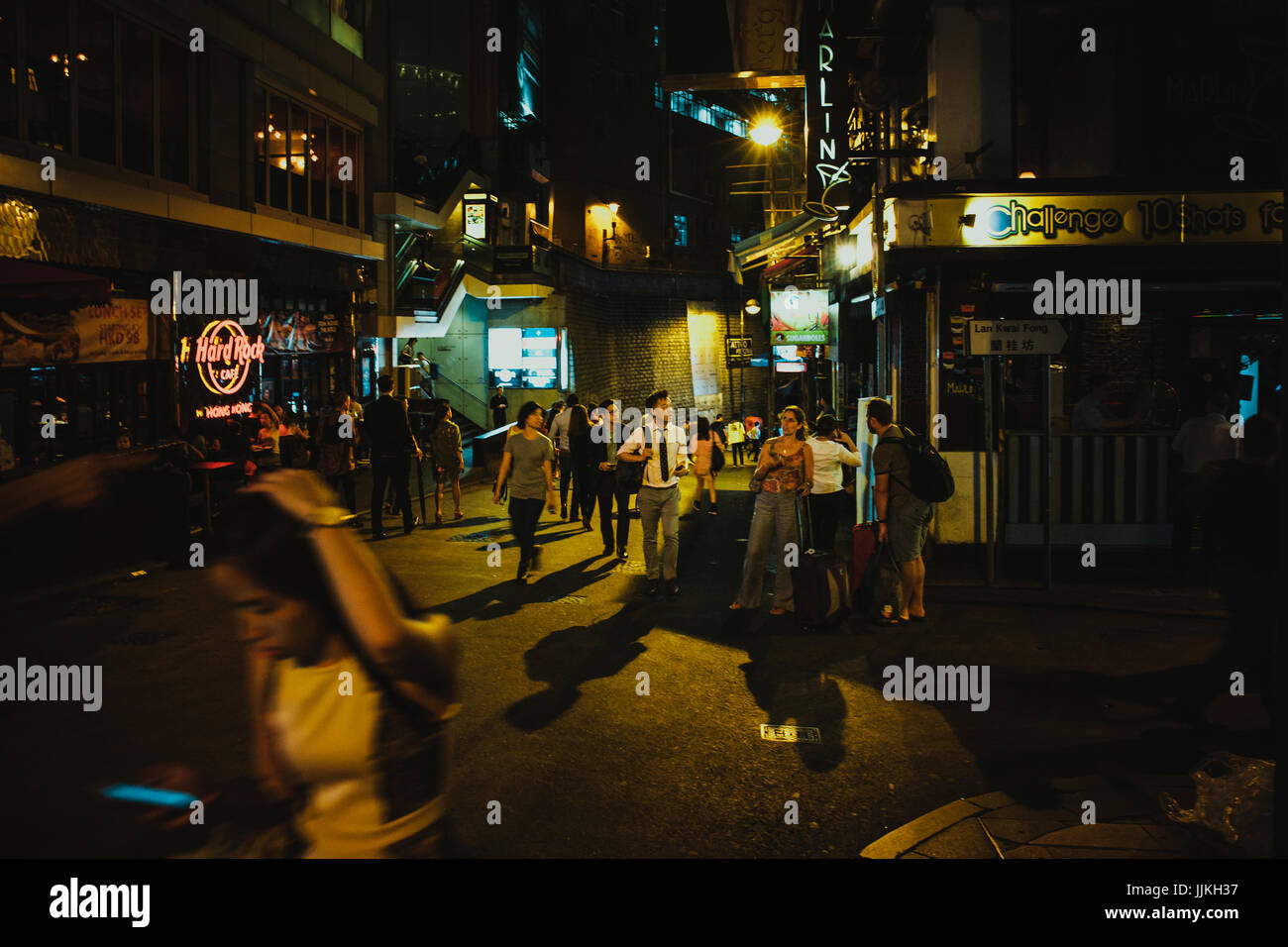 14. Juli 2017, Lan Kwai Fong, Hongkong, China: Geschäftsleute treffen in Bar zur Happy Hour Stockfoto