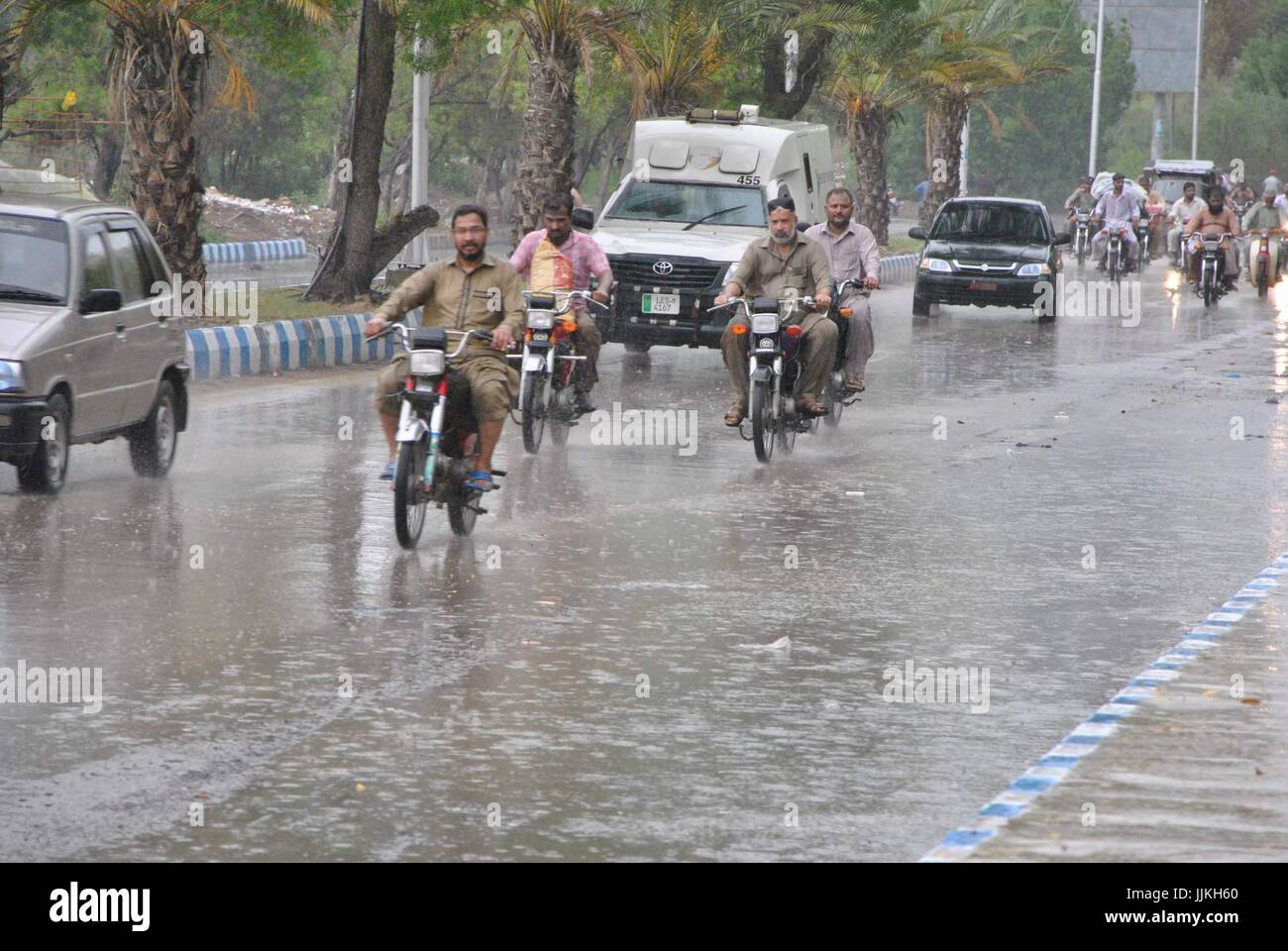 Hyderabad Pakistan 19 Juli 17 Ein Blick Auf Ein Starkregen In Hyderabad Sindh Dies Ist Ein Mond Bald Wetter Credit Janali Laghari Pacific Press Alamy Live News Stockfotografie Alamy
