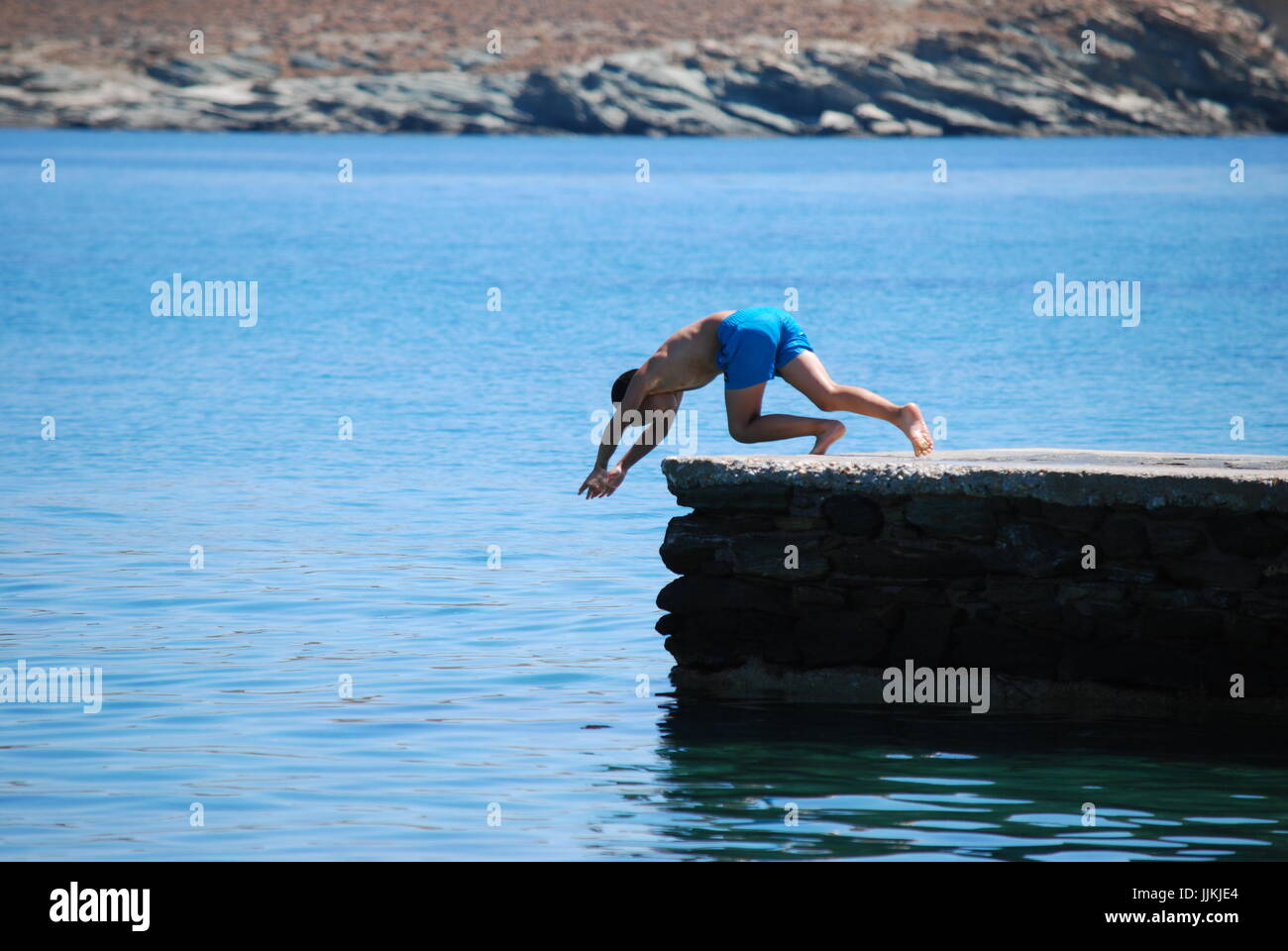 Junge ins Meer tauchen Stockfoto