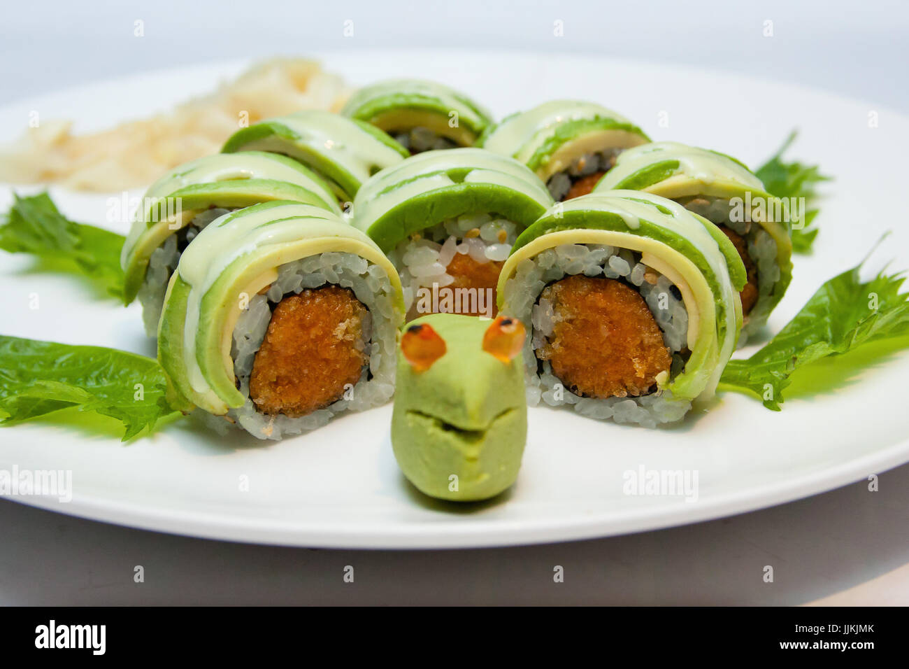 Nahaufnahme von Sushi-Rolle geformt wie grüne Schildkröte Stockfoto