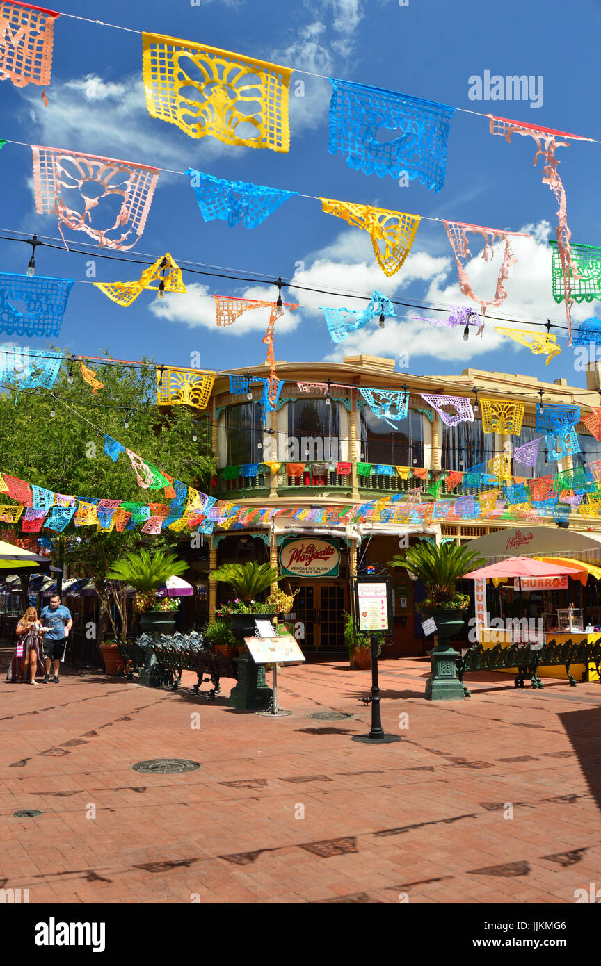 Papel Picado Banner fliegen über Kopf auf El Mercado in San Antonio, Texas Stockfoto