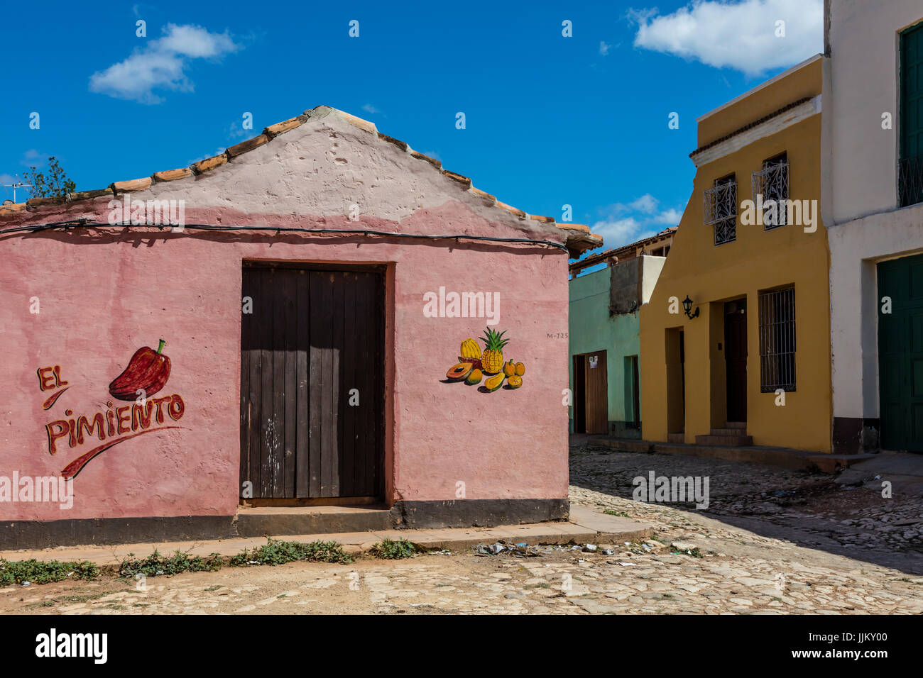 Die bunten Gebäude und gepflasterten Straßen von TRINIDAD, Kuba Stockfoto