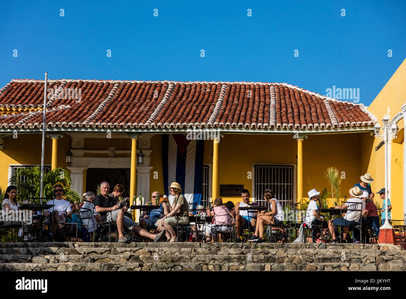Touristen genießen Sie eines der vielen Restaurants im freien - TRINIDAD, Kuba Stockfoto